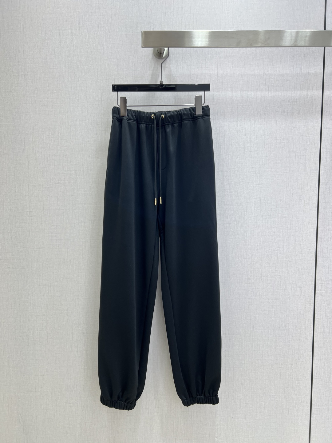 NO:608516,Highly recommended FEN* 2025 new autumn and winter casual drawstring trousers. Both colors are excellent. Not picky about body shape requirements. The upper body is particularly great!  The style of matching is also very versatile. Exquisite advanced customization. The texture of the textured fabric is awesome. Retro and elegant. The upper body is cool and handsome, age-reducing and fashionable. Two colors SML code. High quality ABC, fendi, alexander wang19860909强烈推荐 FEN*2025秋冬新款 休闲抽绳束脚长裤 两色都很优秀 不挑剔身形要求 上身特别赞！搭配的风格也很通吃 精致高级定制 富有肌理感的面料质感超赞 复古优雅 上身酷帅减龄时髦精 两个色 SML码 高品质ABC,,fendi,alexander wang,Women's clothing