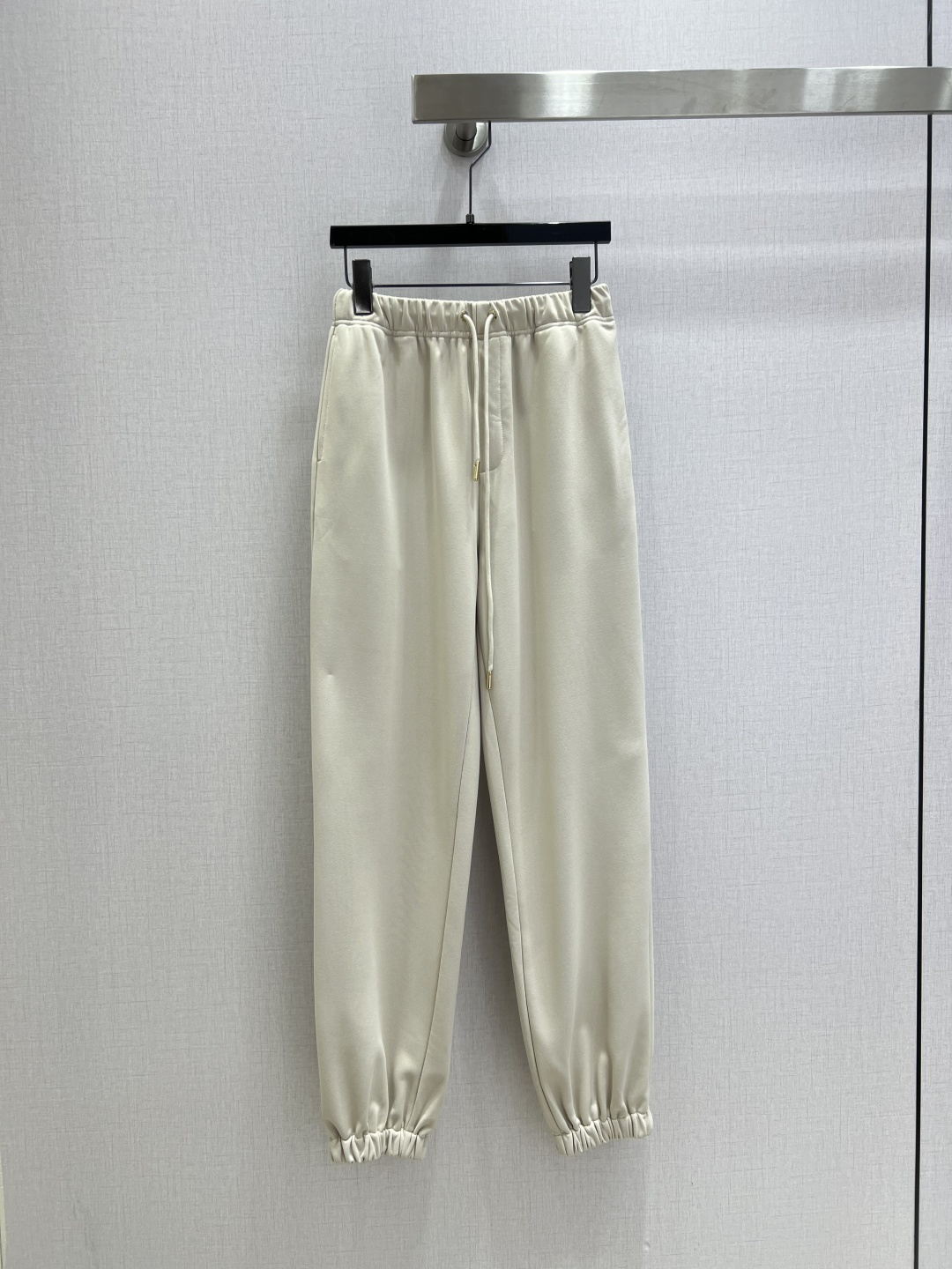 NO:608501,Highly recommended FEN* 2025 new autumn and winter casual drawstring trousers. Both colors are excellent. Not picky about body shape requirements. The upper body is particularly great!  The style of matching is also very versatile. Exquisite advanced customization. The texture of the textured fabric is awesome. Retro and elegant. The upper body is cool and handsome, age-reducing and fashionable. Two colors SML code. High quality ABC, fendi, alexander wang19860909强烈推荐 FEN*2025秋冬新款 休闲抽绳束脚长裤 两色都很优秀 不挑剔身形要求 上身特别赞！搭配的风格也很通吃 精致高级定制 富有肌理感的面料质感超赞 复古优雅 上身酷帅减龄时髦精 两个色 SML码 高品质ABC,,fendi,alexander wang,Women's clothing