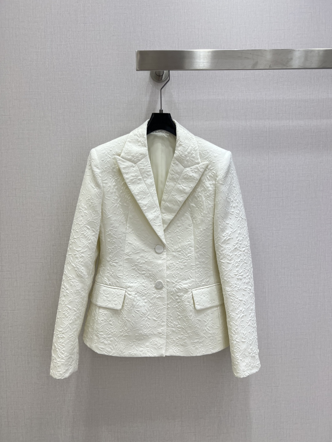 NO:608433,Highly recommended DIO*2026 early spring new model, lapel double pocket slim fit suit jacket, three-dimensional relief design is super fashionable, customized YB imported material, glossy texture, smooth and comfortable, whole body milky white, elegant temperament, full of artistic accent. Three-dimensional tailoring, full of temperament. One color SMLXL code High quality ABC, dior, jackets & coats, business suit, alexander wang19860909强烈推荐 DIO*2026早春新款 翻领双口袋修身西装外套 立体浮雕设计超时髦 定制YB进口材质,质感光泽,垂顺舒适,通体奶白色,气质优雅,尽显艺术腔调.立体裁剪,气质十足.一个色 SMLXL码 高品质ABC,,dior,jackets & coats,business suit,alexander wang,Women's clothing