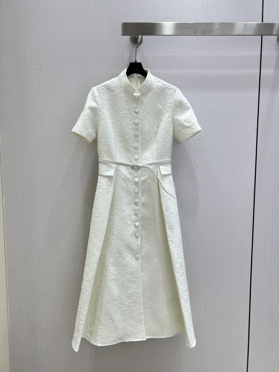 NO:608415,Highly recommended DIO*2026 early spring new model, small stand-up collar and waisted short-sleeved dress, three-dimensional relief design is super fashionable, customized YB imported material, glossy texture, smooth and comfortable, whole body milky white, elegant temperament, showing artistic accent. Three-dimensional tailoring, full of temperament. One color SMLXL code, high quality ABC, dior, skirts, T-shirt, alexander wang19860909强烈推荐 DIO*2026早春新款 小立领收腰短袖连衣裙 立体浮雕设计超时髦 定制YB进口材质,质感光泽,垂顺舒适,通体奶白色,气质优雅,尽显艺术腔调.立体裁剪,气质十足.一个色 SMLXL码 高品质ABC,,dior,skirts,T-shirt,alexander wang,Women's clothing