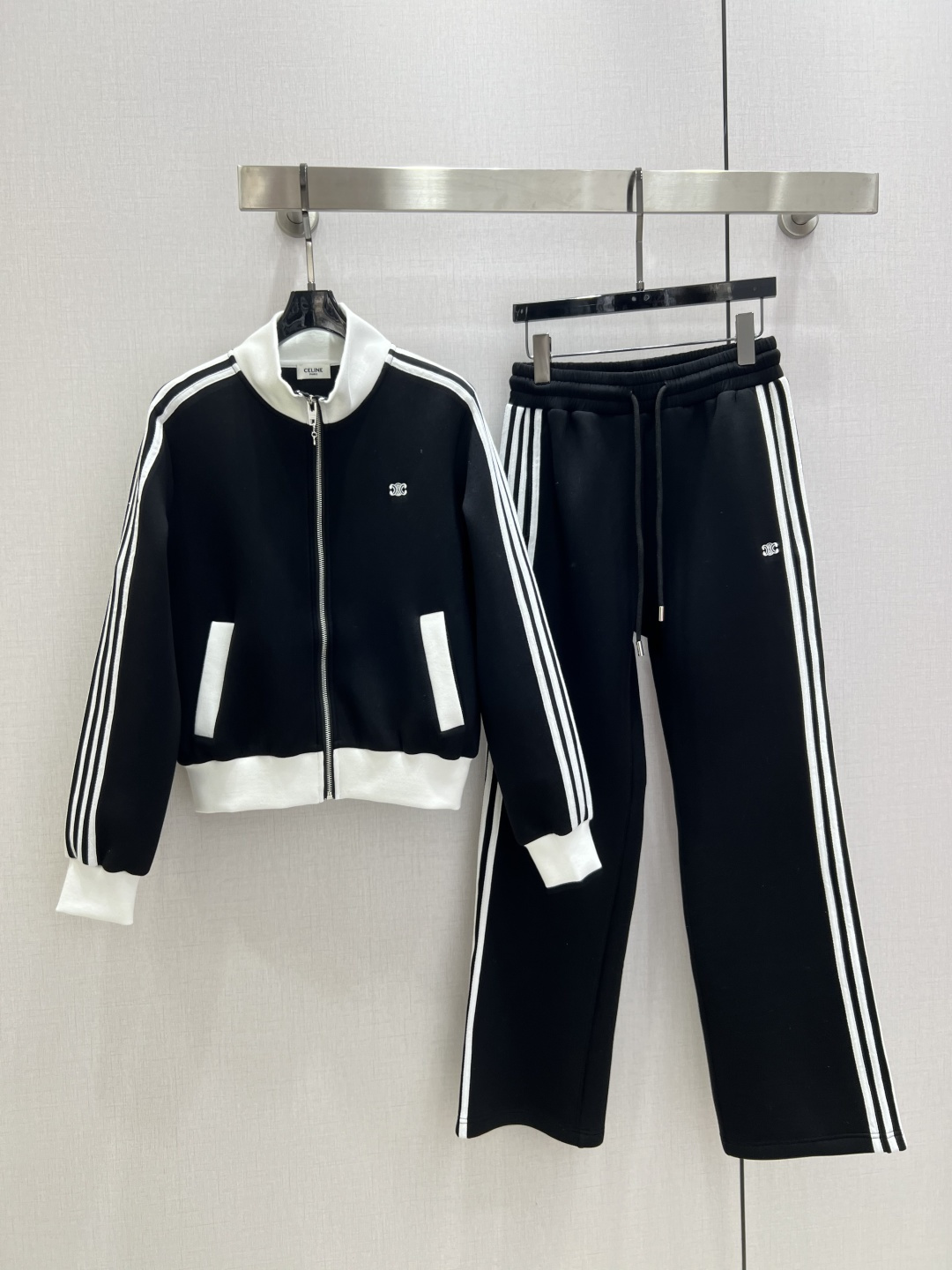 NO:608466,Highly recommended CEL* 2025 new autumn and winter sports zipper trousers suit. It has a cool style and is OK for daily commuting. The layering is richer and full of small details. It is a plus. It can accommodate all kinds of body shapes. One color SML code. High quality ABC, alexander wang19860909强烈推荐 CEL*2025秋冬新款 运动拉链长裤套装 可A可飒的风格,日常通勤穿什么的都是很OK的,层次感更加丰富,满满小细节太加分了.包容各种身材都不在话下 一个色 SML码 高品质ABC,,alexander wang,Women's clothing