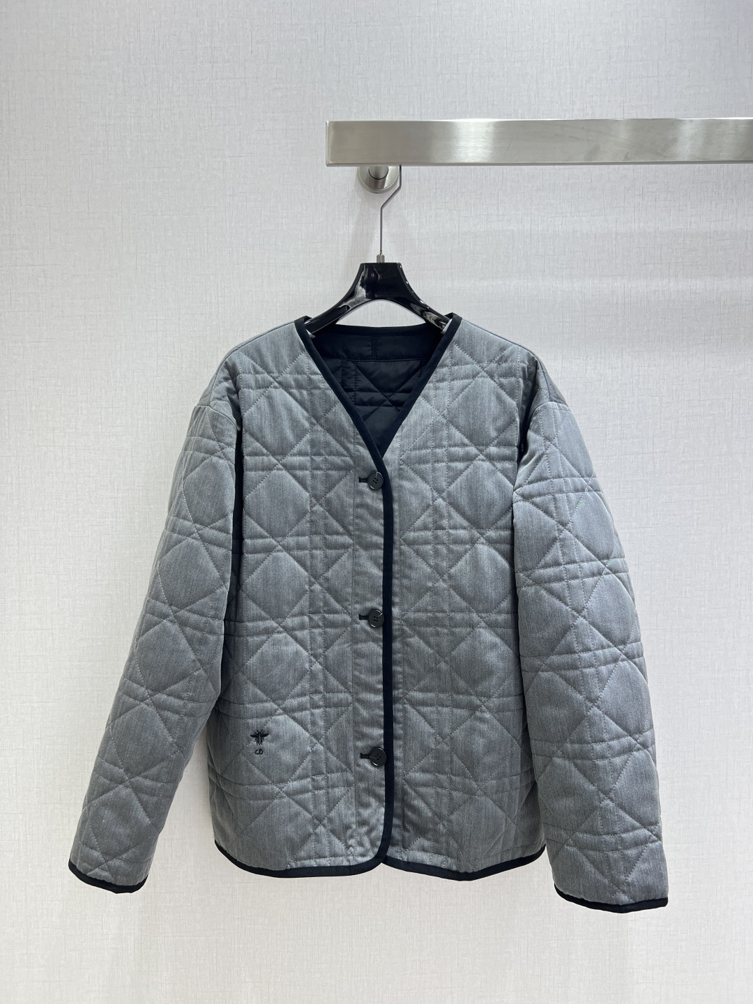 NO:608441,Highly recommended DIO*2025 new autumn and winter style threaded V-neck jacket and cotton coat, cannage pattern, little bee embroidery decoration, full of luxury, high quality, one color, SMLXL code, high quality ABC,, dior, jackets & coats, jackets & coats, alexander wang19860909强烈推荐 DIO*2025秋冬新款 螺纹V领夹克棉服外套 藤格纹行线 小蜜蜂刺绣装饰 高级感满满 高品质 一个色 SMLXL码 高品质ABC,,dior,jackets & coats,jackets & coats,alexander wang,Women's clothing