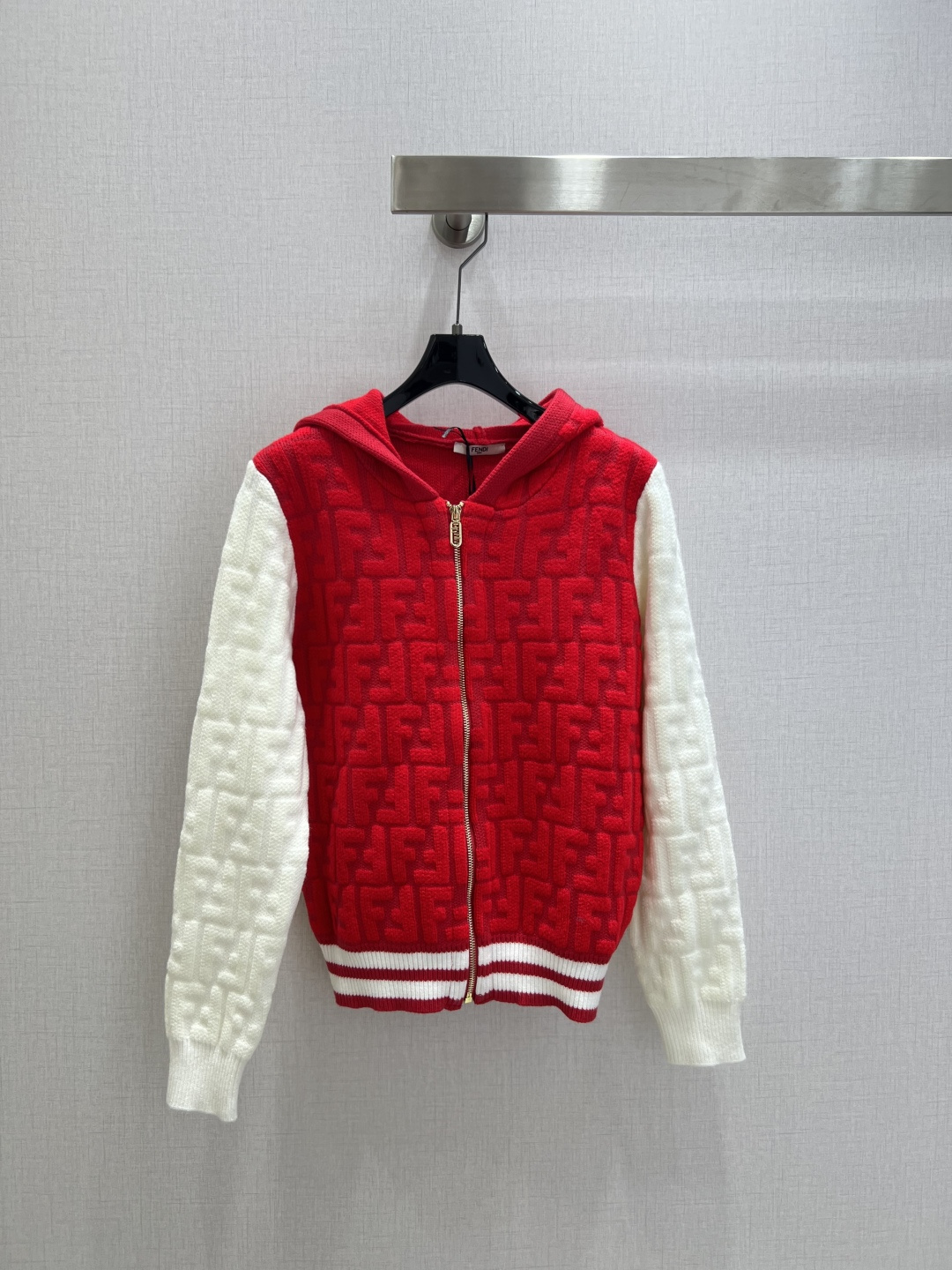 NO:608526,Highly recommended FEN*2025 new autumn and winter hooded zipper sweater jacket, wool, delicate and soft texture. Classic age-reducing item!  The pattern doesn’t make your upper body look slimmer!  A perfect item that Bai Fumei must buy. The texture is superb and the workmanship is perfect!  Grab the spot now and get the big orders!  Two colors SML code high quality ABC,,fendi,jackets & coats,sweaters,hats,alexander wang19860909强烈推荐 FEN*2025秋冬新款 连帽拉链毛衣外套 羊毛 质感细腻软糯.经典减龄单品！版型不挑人上身巨显瘦！白富美必收的完美单品.质感超赞完美做工品质！现货开抢 大单子甩过来！两个色 SML码 高品质ABC,,fendi,jackets & coats,sweaters,hats,alexander wang,Women's clothing