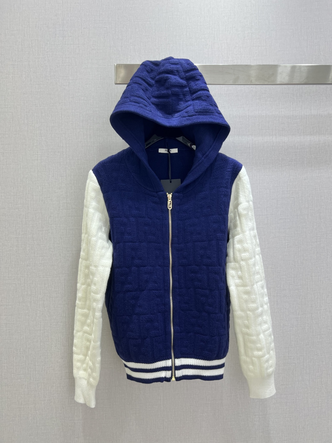 NO:608507,Highly recommended FEN*2025 new autumn and winter hooded zipper sweater jacket, wool, delicate and soft texture. Classic age-reducing item!  The pattern doesn’t make your upper body look slimmer!  A perfect item that Bai Fumei must buy. The texture is superb and the workmanship is perfect!  Grab the spot now and get the big orders!  Two colors SML code high quality ABC,,fendi,jackets & coats,sweaters,hats,alexander wang19860909强烈推荐 FEN*2025秋冬新款 连帽拉链毛衣外套 羊毛 质感细腻软糯.经典减龄单品！版型不挑人上身巨显瘦！白富美必收的完美单品.质感超赞完美做工品质！现货开抢 大单子甩过来！两个色 SML码 高品质ABC,,fendi,jackets & coats,sweaters,hats,alexander wang,Women's clothing