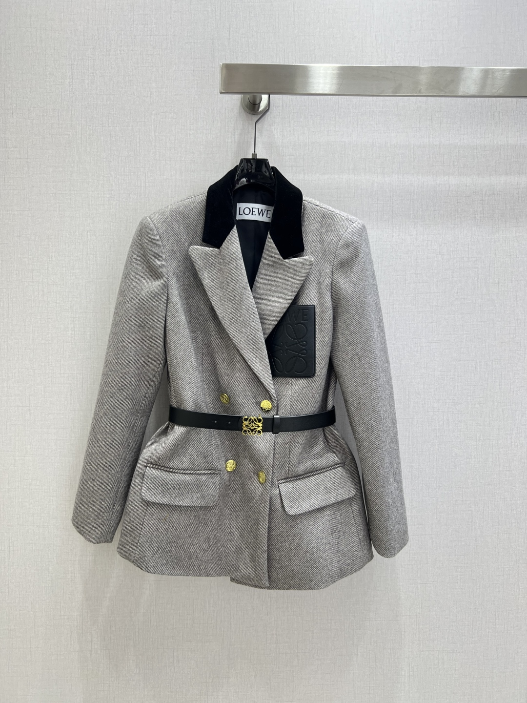 NO:608434,Highly recommended LOE* 2025 new autumn and winter style contrasting lapel belt blazer, simple and elegant blazer, very high-end imported texture, look at the details carefully, the upper body is very sassy, ​​clean and classy, ​​improves temperament~~ It is completely in accordance with the level of high-end ready-to-wear. It is impossible not to love it. A must-have item for temperament MM. One color SML code, high quality ABC,,loewe,jackets & coats,business suit,alexander wang19860909强烈推荐 LOE*2025秋冬新款 撞色翻领腰带西装外套 简洁大气的西装外套 非常高级的进口质地 仔细看细节 上身非常飒 干净有品 提气质~~完全按照高定成衣水准 无法不爱 气质MM必入单品 一个色 SML码 高品质ABC,,loewe,jackets & coats,business suit,alexander wang,Women's clothing