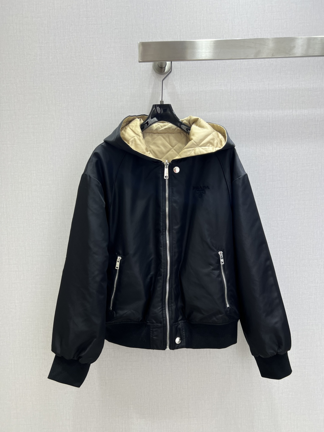 NO:608479,Highly recommended PRA* 2025 new autumn and winter hooded quilted jacket. Reversible. Instantly sold out. Special material with a sense of texture. Pays great attention to every small detail. Just the right sense of high-end. Three-dimensional tailoring makes the upper body of the garment more refined and western-style. Customized molding and decoration. The real thing is amazing!  Fine workmanship, look at the details, one color SML code, high quality ABC, prada, jackets & coats, hats, alexander wang19860909强烈推荐 PRA*2025秋冬新款 连帽夹棉外套 双面可穿 出货即爆单 特殊材质有肌理感 每个小细节都非常注重 恰到好处的高级感 立体剪裁 让成衣上身更为精致洋气 开模定制装饰 实物太赞啦！做工精细看细节 一个色 SML码 高品质ABC,,prada,jackets & coats,hats,alexander wang,Women's clothing