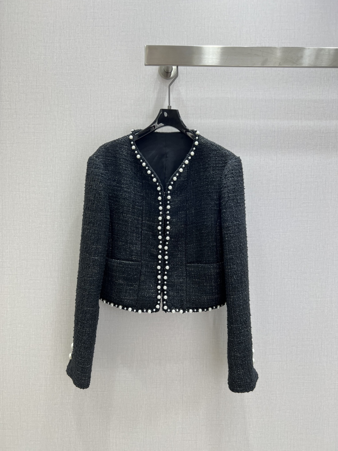 NO:608405,Highly recommended CHA*2025 new autumn and winter pearl-trimmed dress jacket. Customized YB imported material, with obvious texture and high quality, creating a typical Xiaoxiang style. Beading technology outlines the outline to highlight the design, showing luxury and elegance. Highlighting the taste of a lady, a jacket suitable for different occasions, fashionable and elegant. One color SMLXL code, high quality ABC, jackets & coats, alexander wang19860909强烈推荐 CHA*2025秋冬新款 珍珠捆边洋装外套 定制YB进口材质,肌理明显,质感上乘,打造典型小香风范,钉珠工艺,勾勒轮廓突出设计感,尽显奢华又不失雅致.突出名媛品味,一款适用于不同场合外套,穿搭时髦优雅.一个色 SMLXL码 高品质ABC,,jackets & coats,alexander wang,Women's clothing