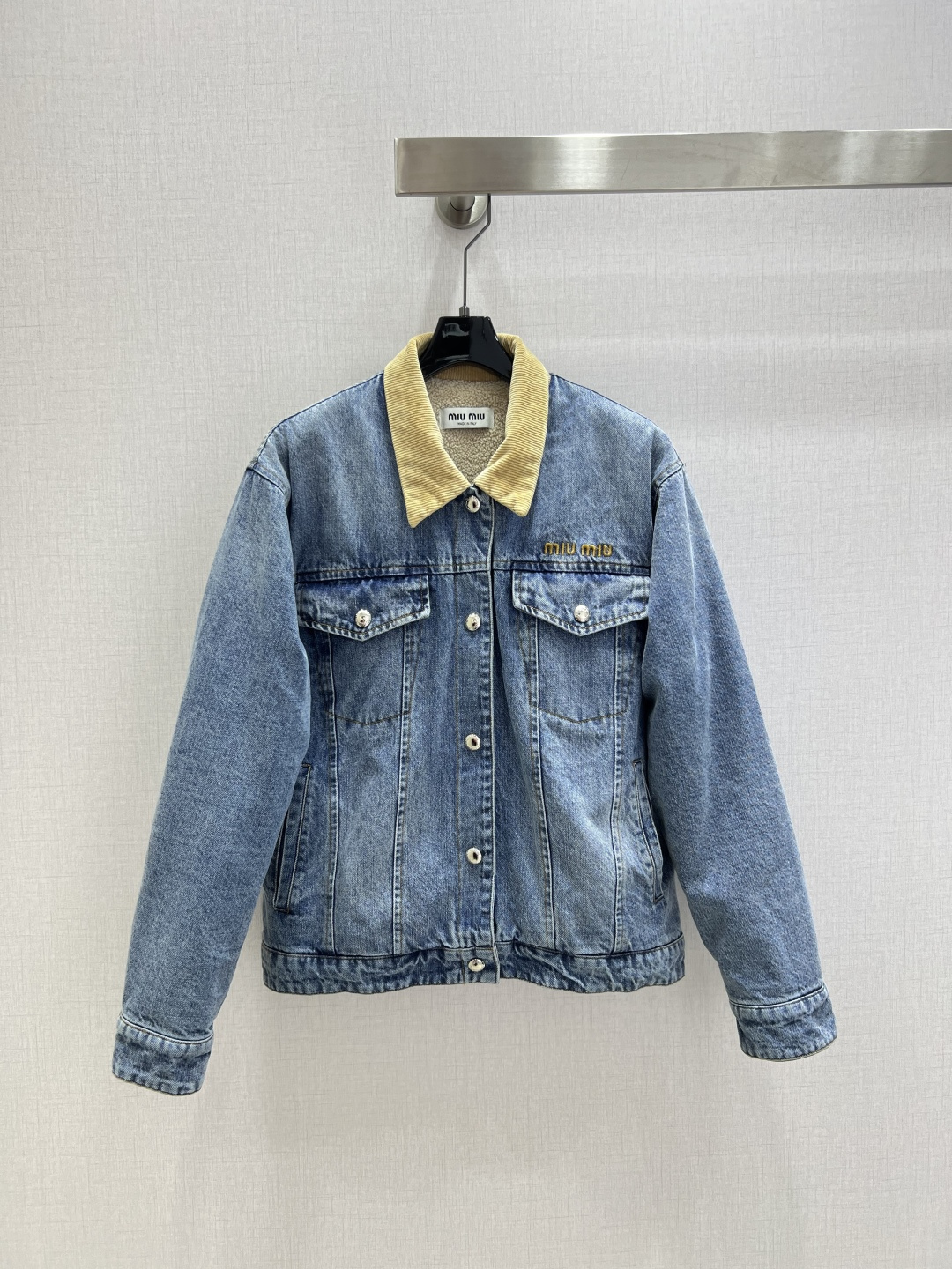 NO:608456,Highly recommended MIU* 2025 new autumn and winter denim lambswool jacket. It is an instant hit after shipment. The special material has a sense of texture. Every small detail is paid great attention to. It has just the right sense of high-end. Three-dimensional tailoring makes the upper body of the garment more refined and western-style. Customized molding and decoration. The real thing is amazing!  Fine workmanship, look at the details, one color SML code, high quality ABC,,miumiu,jackets & coats,alexander wang19860909强烈推荐 MIU*2025秋冬新款 牛仔羔羊毛外套 出货即爆单 特殊材质有肌理感 每个小细节都非常注重 恰到好处的高级感 立体剪裁 让成衣上身更为精致洋气 开模定制装饰 实物太赞啦！做工精细看细节 一个色 SML码 高品质ABC,,miumiu,jackets & coats,alexander wang,Women's clothing