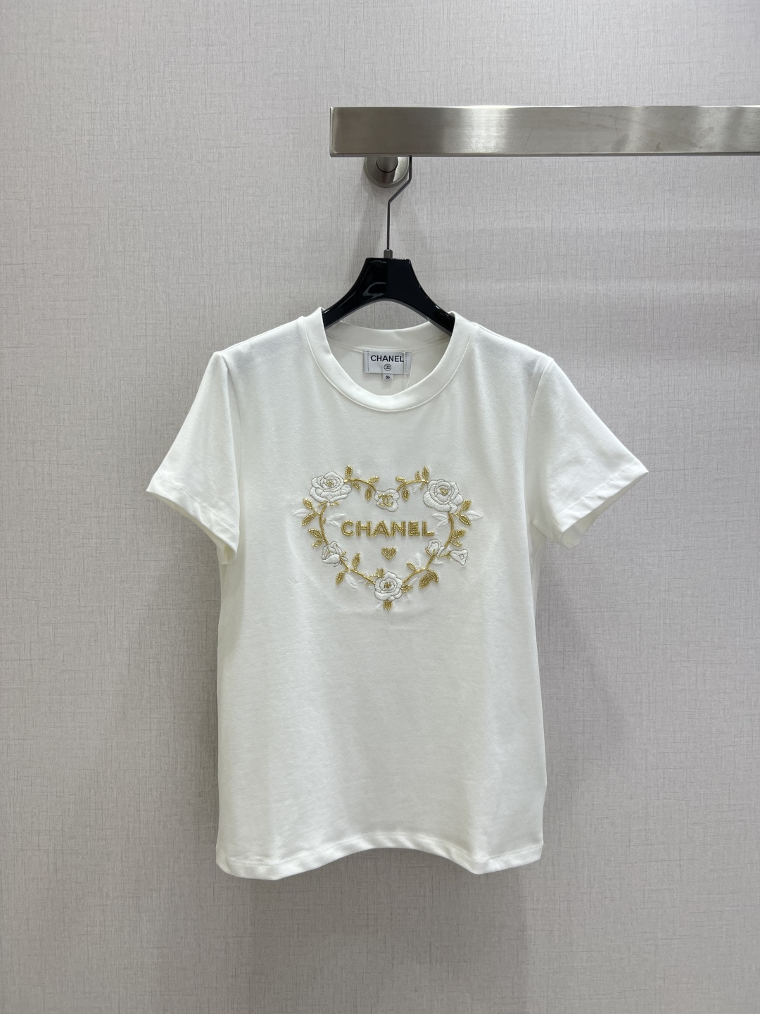 NO:608450,Highly recommended CHA* 2025 new autumn and winter round neck embroidered beaded logo short-sleeved T-shirt. Customized YB twill cotton material, soft and skin-friendly, comfortable and stylish, regular short-sleeved version. Camellia vines and other plant embroidery elements are used on the large chest to outline a love border pattern. The beading in the center forms the Xiangjia letter logo. It has rich layers and elegant style. The regular version is tolerant and can be easily used for daily travel or gatherings. Two colors SML code  High quality ABC,,chanel,T-shirt,tees,t-shirt,alexander wang19860909强烈推荐 CHA*2025秋冬新款 圆领刺绣订珠徽标短袖T恤 定制YB斜纹全棉材质,柔软亲肤,舒适有型,常规短袖版型,大身胸前以山茶花藤蔓等植物刺绣元素,勾勒出爱心边框图案,居中钉珠组成香家字母徽标,层次丰富,风格气质优雅,常规版型包容身材,日常出行或聚会轻松驾驭.两个色 SML码 高品质ABC,,chanel,T-shirt,tees，t-shirt,alexander wang,Women's clothing