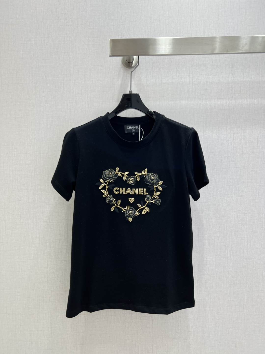 NO:608442,Highly recommended CHA* 2025 new autumn and winter round neck embroidered beaded logo short-sleeved T-shirt. Customized YB twill cotton material, soft and skin-friendly, comfortable and stylish, regular short-sleeved version. Camellia vines and other plant embroidery elements are used on the large chest to outline a love border pattern. The beading in the center forms the Xiangjia letter logo. It has rich layers and elegant style. The regular version is tolerant and can be easily used for daily travel or gatherings. Two colors SML code  High quality ABC,,chanel,T-shirt,tees,t-shirt,alexander wang19860909强烈推荐 CHA*2025秋冬新款 圆领刺绣订珠徽标短袖T恤 定制YB斜纹全棉材质,柔软亲肤,舒适有型,常规短袖版型,大身胸前以山茶花藤蔓等植物刺绣元素,勾勒出爱心边框图案,居中钉珠组成香家字母徽标,层次丰富,风格气质优雅,常规版型包容身材,日常出行或聚会轻松驾驭.两个色 SML码 高品质ABC,,chanel,T-shirt,tees，t-shirt,alexander wang,Women's clothing