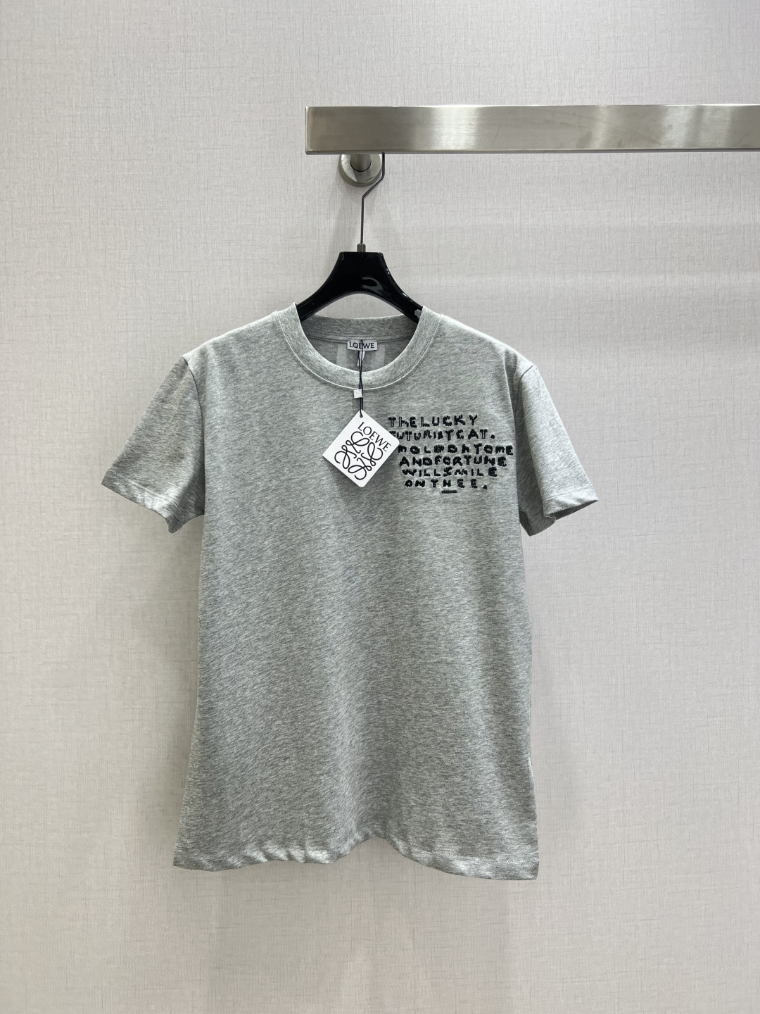 NO:610791,Highly recommended LOE* 2025 new autumn and winter embroidered short-sleeved T-shirt. The exquisite version makes the upper body slimmer!  Customized latest craftsmanship, low-key luxury!  Fashionable must-have items to unlock all outfits!  Classic items are fashionable and high-end, and the classic silhouette is versatile and easy to match!  One color SML code high quality ABC,,loewe,T-shirt,tees,t-shirt,alexander wang19860909强烈推荐 LOE*2025秋冬新款 刺绣短袖T恤 精致版型上身巨显瘦！定制最新工艺 低调奢华！时髦精必备单品解锁所有穿搭！经典单品时髦又高级经典版型百搭不挑人！一个色 SML码 高品质ABC,,loewe,T-shirt,tees，t-shirt,alexander wang,Women's clothing