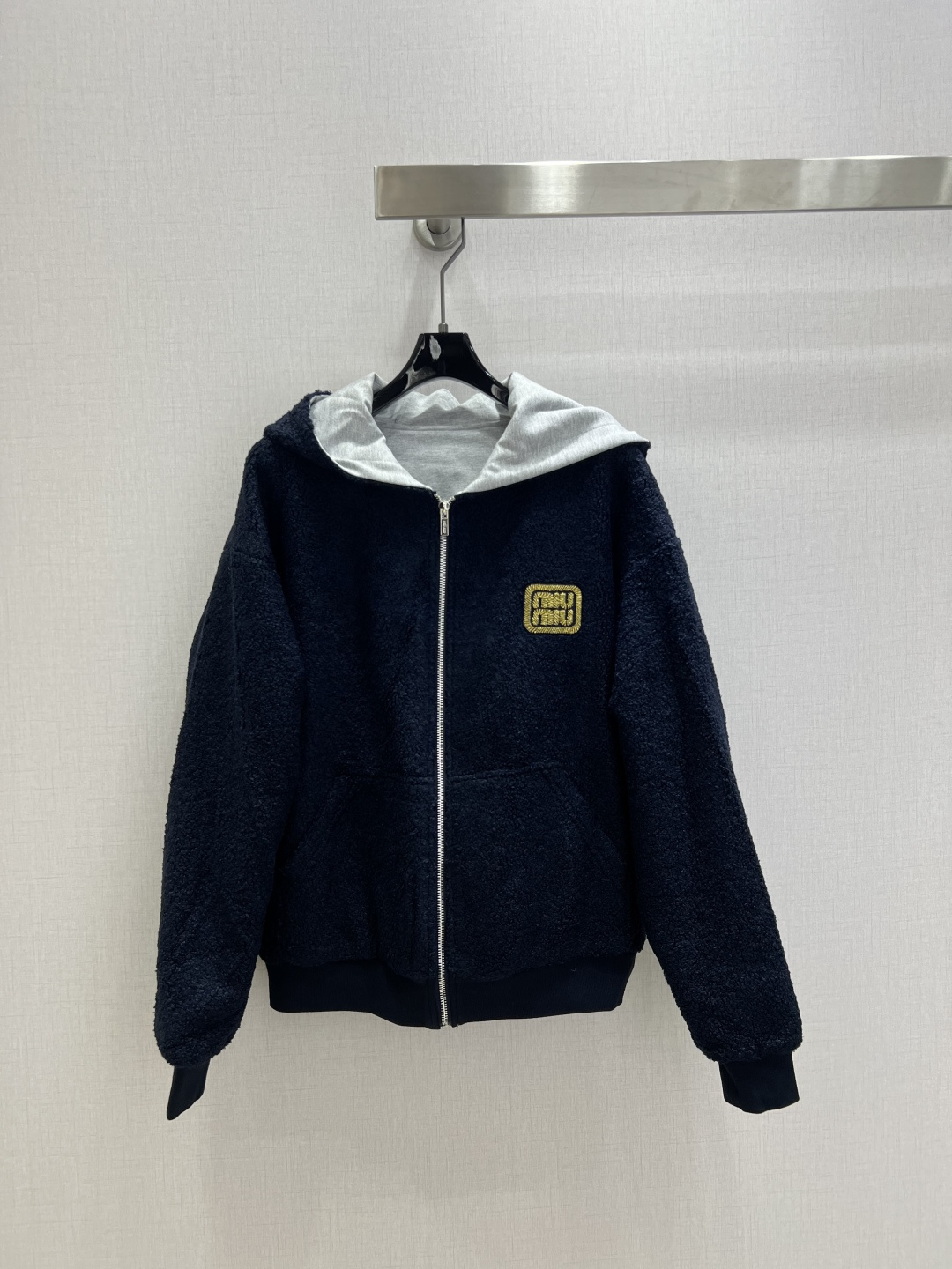 NO:610212,Highly recommended MIU*2025 new autumn and winter hooded zippered long-sleeved jacket, double-sided, one side of lambswool fabric, one side of cotton fabric, letter patch embroidered decoration on the chest, customized double-sided zipper puller, thick fabric with excellent texture, strong practicality, one color SML code, high quality ABC,,miumiu,jackets & coats,hats,alexander wang19860909强烈推荐 MIU*2025秋冬新款 连帽拉链长袖外套 双面穿 一面羊羔毛面料 一面棉质面料 胸口处做字母贴布绣装饰 定制双面拉链头 面料厚实质感极佳 实穿性强 一个色 SML码 高品质ABC,,miumiu,jackets & coats,hats,alexander wang,Women's clothing