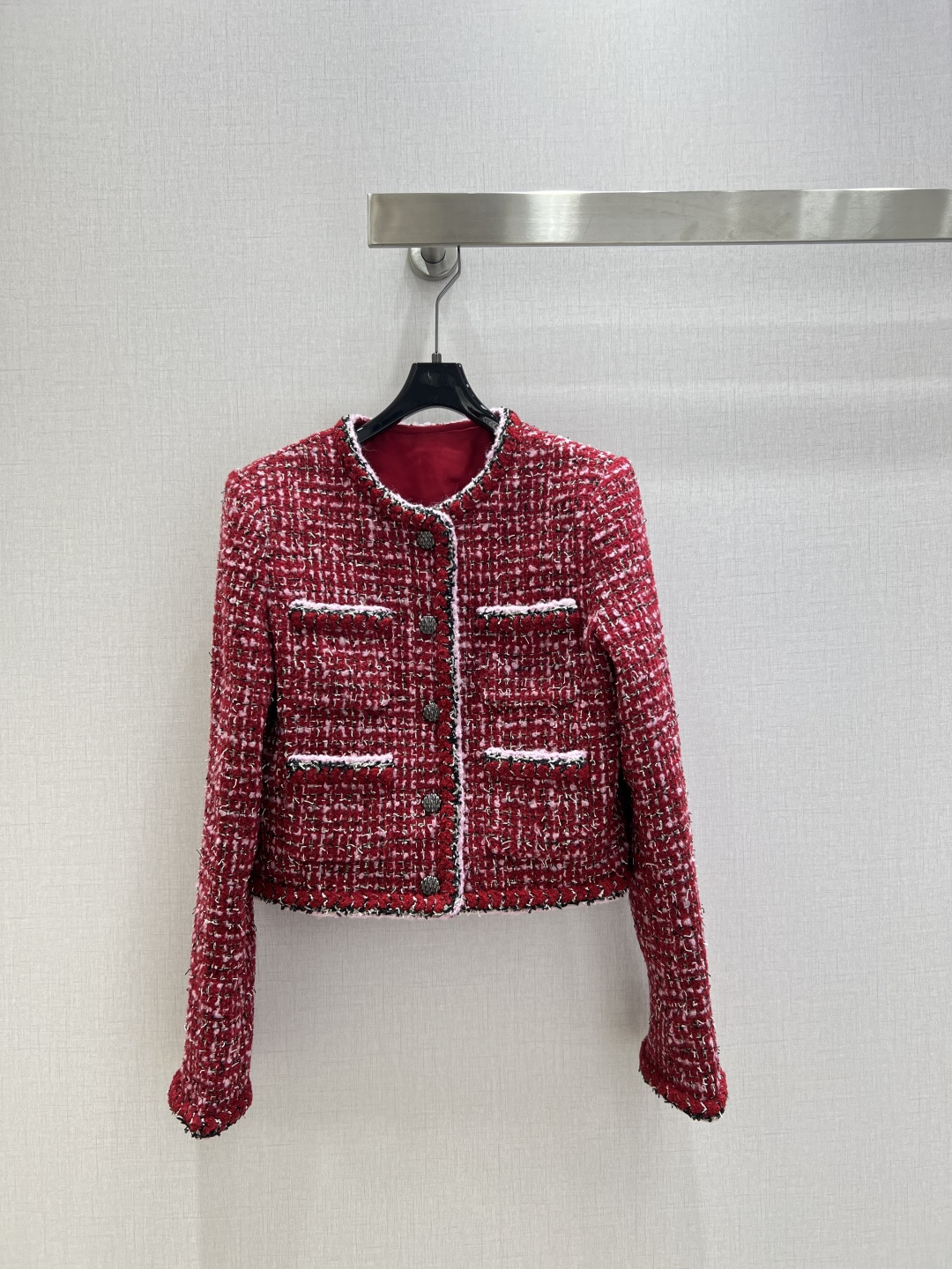 NO:610223,Highly recommended CHA*2025 new autumn and winter round neck woven pocket jacket  Customized YB imported slub material, with high-end texture and full appearance. The round-neck dress jacket has a shoulder pad design that fits the human body and makes the figure more slender and straight. The large neckline extends to the front hem and the pink and black braided edges highlight the details, echoing the cuff pockets.  The red background color of the body is combined with the delicate colorful yarns to create textures all over the body. The style of a lady is obvious. The straight mid-length skirt of the same series, the binding and woolen details echo, and the placket buttons perfectly interpret the elegant and rich feeling. The complete set is noble and textured, intellectual and gentle, Christmas  An excellent choice for New Year's Day and year-end parties, instant sale, the focus. One color SML code, high quality ABC, skirts, jackets & coats, alexander wang19860909强烈推荐 CHA*2025秋冬新款 圆领编织口袋外套 定制YB进口粗纺材质,质感高级,品相十足,圆领洋装外套版型,垫肩设计贴合人体,更显身姿纤细挺拔,大身领口延伸至前襟下摆,以粉黑编织捆边点亮细节,与袖口口袋呼应,通体红色底色配合细腻的彩色纱线规则交织出纹理满铺于全身,名媛格调立显,同系列直筒中长半裙,捆边毛絮细节呼应,开襟纽扣完美演绎优雅千金感,成套显贵显质感,知性温柔,圣诞 元旦 年末聚会的绝佳选择,秒杀全场,焦点所在.一个色 SML码 高品质ABC,,skirts,jackets & coats,alexander wang,Women's clothing