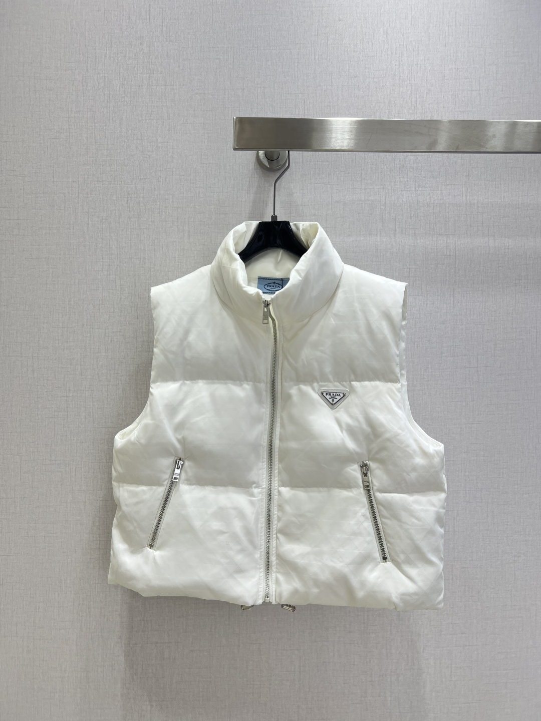 NO:610169,With dust bag, highly recommended PRA*2025 new autumn and winter jacquard logo vest jacket, triangle jacquard fabric, drawstring waist design, side zipper pockets, filling 90 goose down, two colors SML code, high quality AB,, prada, jackets & coats, alexander wang19860909配防尘袋强烈推荐 PRA*2025秋冬新款 提花徽标马甲外套 三角格提花面料,采用抽绳式收腰设计,侧边拉链口袋,填充物90鹅绒,两个色 SML码 高品质AB,,prada,jackets & coats,alexander wang,Women's clothing