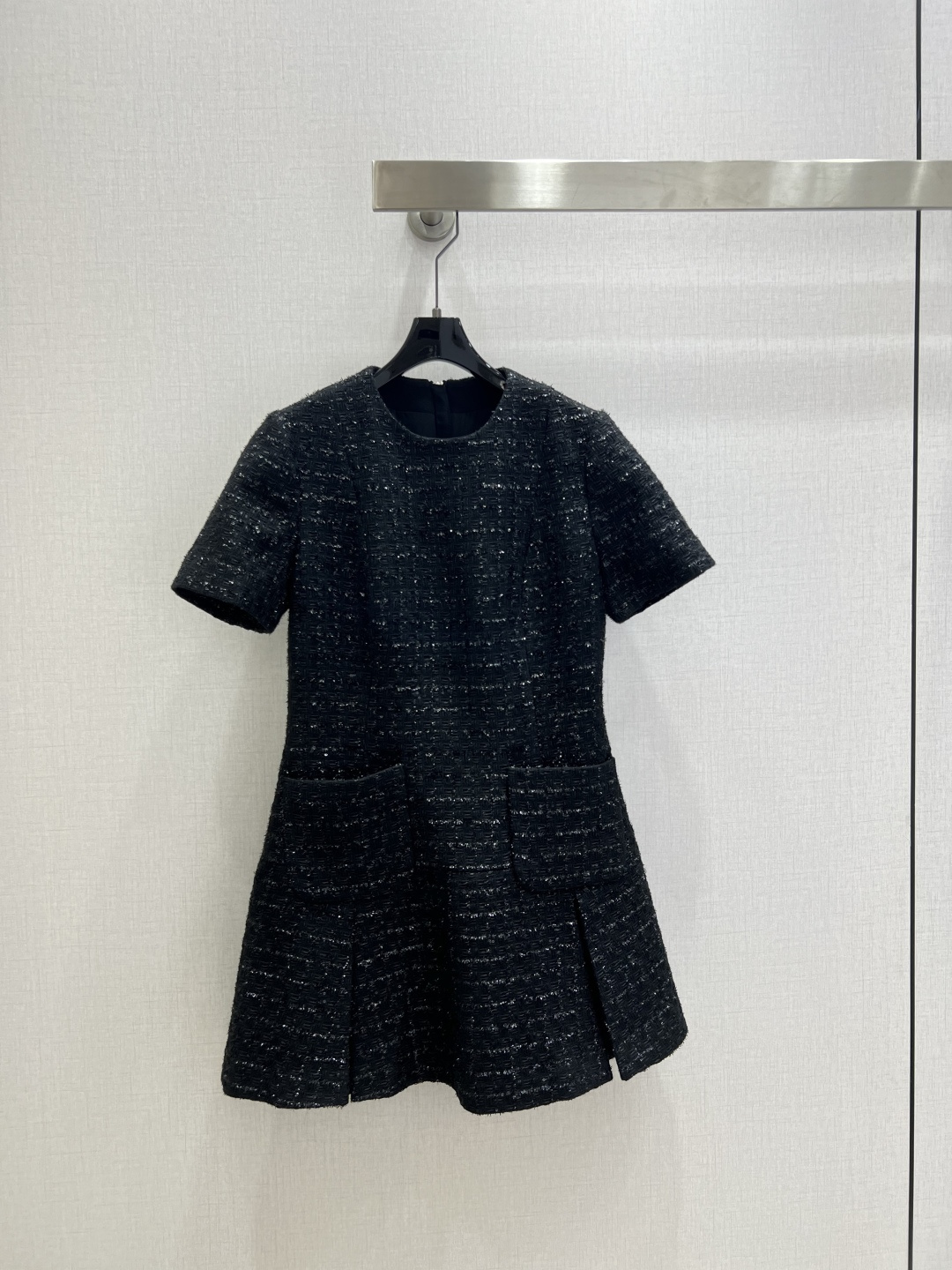 NO:610243,Highly recommended LV*2025 new autumn and winter style. Woolen short-sleeved zipper dress. High-end customized fine glitter tweed woven fabric. High-end black. Round neck design. Three-dimensional cut pleated A-line skirt. Waist and slim fit. The upper body is slimming. Elegant and playful. A white and rich must-have high-end item. Easy to control for daily commuting or attending various events. One color SMLXL code. High quality ABC, louis vuitton, skirts, T-shirt, alexander wang19860909强烈推荐 LV*2025秋冬新款 粗纺短袖拉链连衣裙 高级定制细闪花呢编织面料 高级感黑色系 圆领设计 立体剪裁褶式A字型裙摆 收腰修身版型上身巨显瘦 气质优雅俏皮白富美必备高级单品 日常通勤或出席各种活动都轻松驾驭 一个色 SMLXL码 高品质ABC,,louis vuitton,skirts,T-shirt,alexander wang,Women's clothing