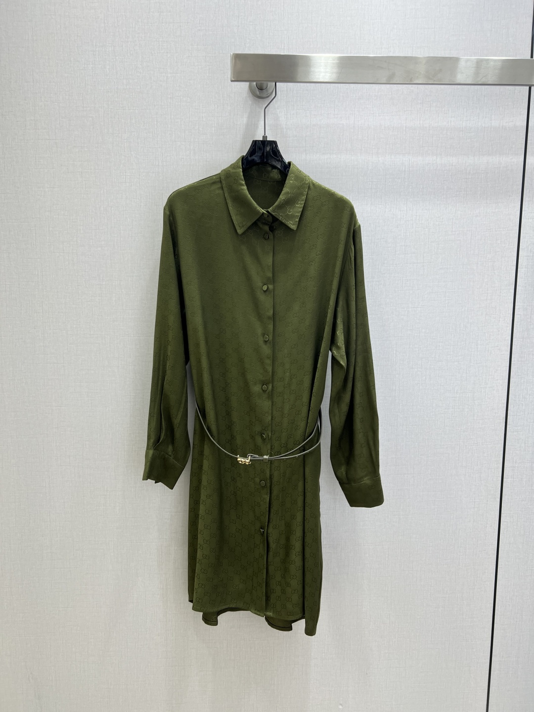 NO:610233,Highly recommended GUC*2025 new autumn and winter presbyopic belt shirt dress. Customized YB imported material, comfortable and delicate texture, long shirt dress style, neat and slim fit, button placket, vertical waist to tighten the waist effect. The drape is flexible and elegant. With the presbyopic belt, it highlights the waist and hip lines and highlights the brand's exquisite sense. The upper body is full of fashion and elegance, suitable for daily commuting and vacation. Easy to wear to give a foreign style. One color SMLXL code  High quality ABC,,gucci,skirts,shirts,alexander wang19860909强烈推荐 GUC*2025秋冬新款 老花腰带衬衫连衣裙 定制YB进口材质,质感舒适细腻,长款衬衣裙版型,裁剪利落修身,纽扣开襟,腰身立裁起到收腰效果,垂坠大摆灵动飘逸,配合老花腰带,更凸显腰胯线条,凸显品牌精致感,上身充满时尚优雅气息,日常通勤度假.轻松穿搭出洋气感 一个色 SMLXL码 高品质ABC,,gucci,skirts,shirts,alexander wang,Women's clothing