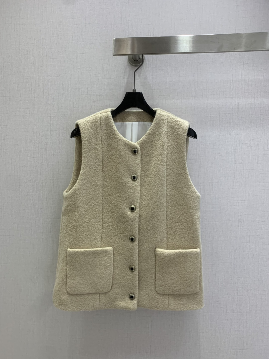 NO:652243,Highly recommended CHA* new autumn and winter woolen double-pocket vest jacket, classic stacked H version, tall and slim, retro exquisite button embellishment. It combines French elegance and light luxury casual feeling, versatile and not picky, camellia jacquard lining, wool fabric, one color SML code, high quality ABC,,jackets & coats,alexander wang19860909强烈推荐 CHA*秋冬新款 毛呢双口袋马甲外套,经典叠搭H版型上身高挑又显瘦,复古精致纽扣点缀.融合了法式优雅与轻奢休闲感百搭不挑人,山茶花提花里衬,羊毛面料 一个色 SML码 高品质ABC,,jackets & coats,alexander wang,Women's clothing