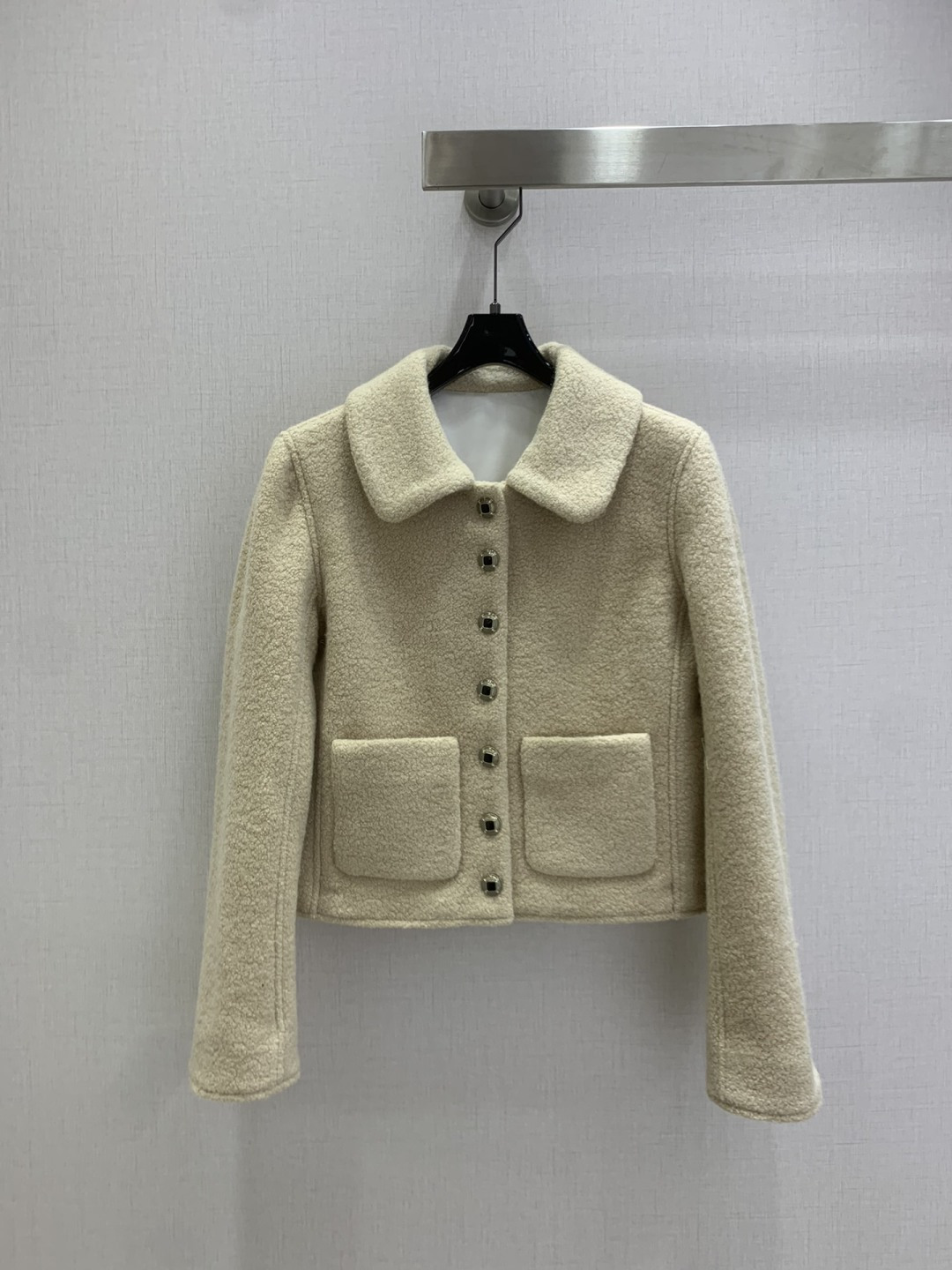 NO:652225,Highly recommended CHA* new autumn and winter woolen lapel double pocket jacket, short lapel H version, tall and slim, decorated with retro exquisite buttons. It combines French elegance and light luxury casual feeling, versatile and not picky, camellia jacquard lining, wool fabric!  One color SML code high quality ABC,,jackets & coats,alexander wang19860909强烈推荐 CHA*秋冬新款 毛呢翻领双口袋外套,翻领小短款H版型上身高挑又显瘦,复古精致纽扣点缀.融合了法式优雅与轻奢休闲感百搭不挑人,山茶花提花里衬,羊毛面料！一个色 SML码 高品质ABC,,jackets & coats,alexander wang,Women's clothing