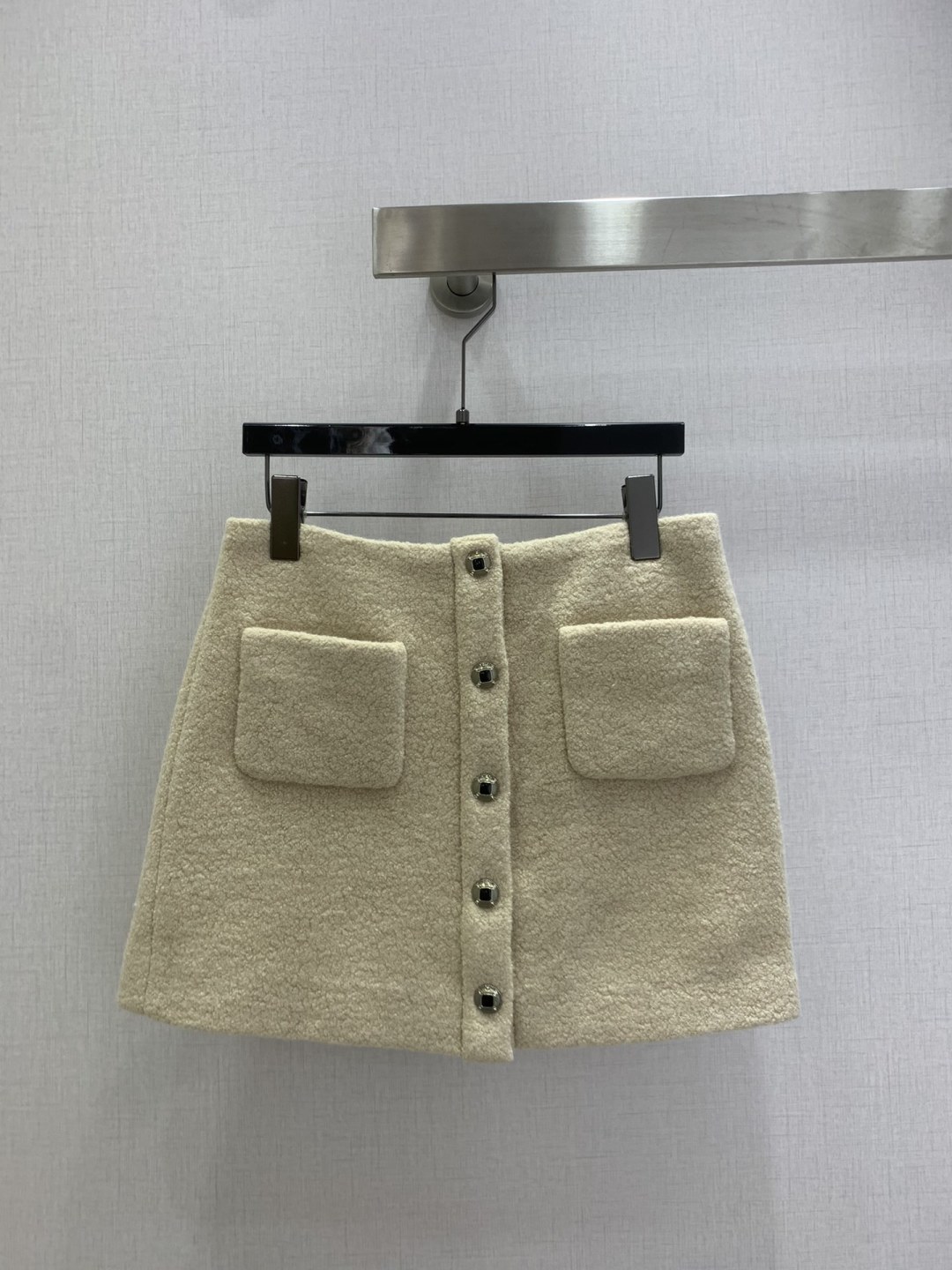 NO:652235,Highly recommended CHA* new autumn and winter double pocket woolen skirt, single-breasted A-line version, tall and slim, decorated with retro exquisite buttons. It combines French elegance and light luxury casual feeling, versatile and not picky, camellia jacquard lining, wool fabric!  One color SML code high quality ABC,,skirts,alexander wang19860909强烈推荐 CHA*秋冬新款 双口袋毛呢半裙 单排扣A字版型上身高挑又显瘦,复古精致纽扣点缀.融合了法式优雅与轻奢休闲感百搭不挑人,山茶花提花里衬,羊毛面料！一个色 SML码 高品质ABC,,skirts,alexander wang,Women's clothing