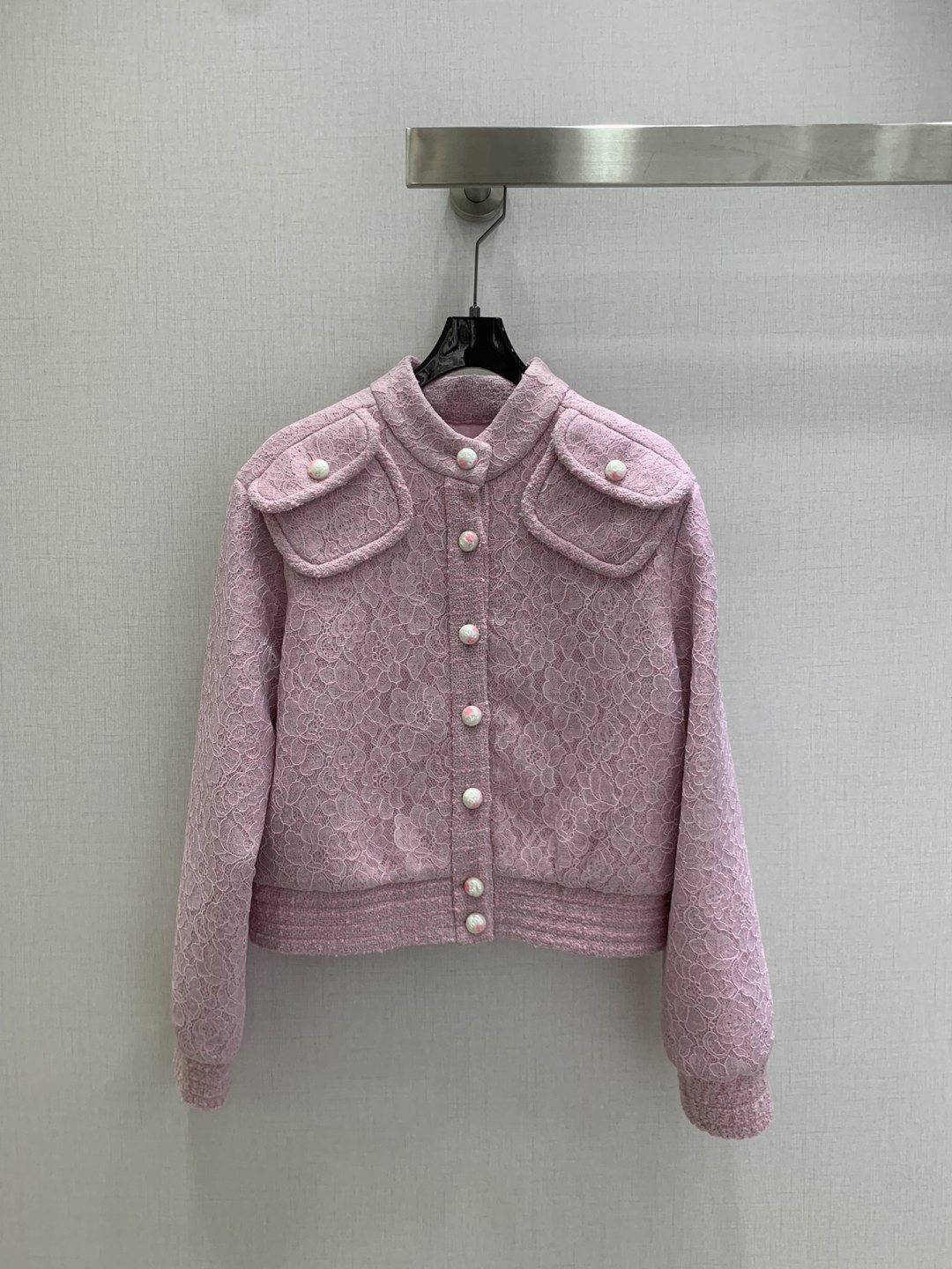 NO:652268,Highly recommended CHA* new autumn and winter tweed lace jacket. Classic weaving technology + exquisite lace splicing fabric with delicate texture!  A must-have item for Bai Fumei, elegant and sweet!  Embellished with pearl buttons, the details are perfect. The short design shows off your body proportions, the shoulder flap pockets add a sense of layering, and the camellia jacquard lining!  One color SML code high quality ABC,,jackets & coats,jackets & coats,alexander wang19860909强烈推荐 CHA*秋冬新款 粗花呢蕾丝夹克外套.经典编织工艺+精致蕾丝拼接面料质感细腻！白富美必入单品,优雅又甜美！珍珠纽扣点缀,细节满分.短款设计超显身材比例,肩部翻盖口袋增添层次感,山茶花提花里衬！一个色 SML码 高品质ABC,,jackets & coats,jackets & coats,alexander wang,Women's clothing