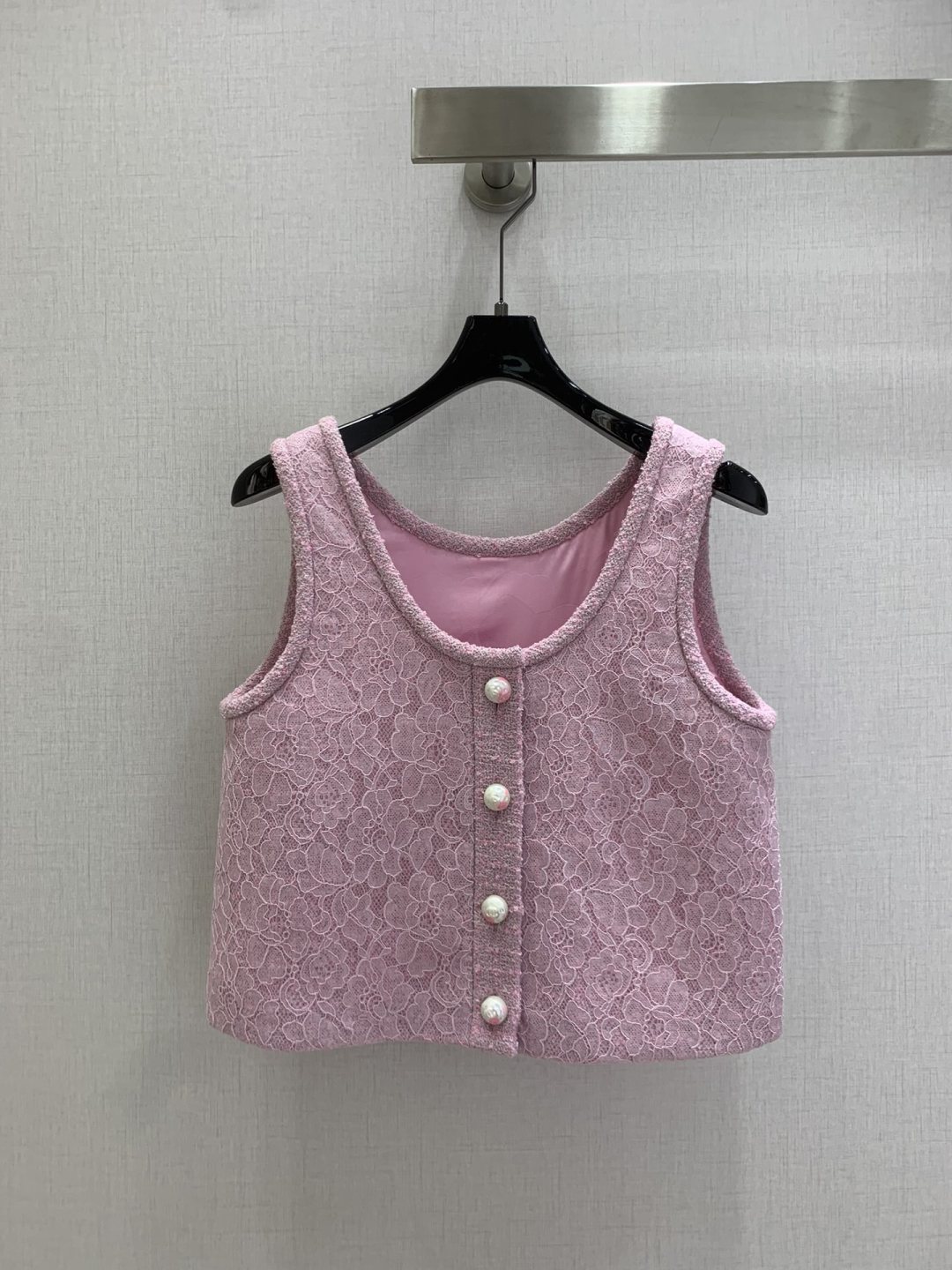 NO:652199,Highly recommended CHA* new autumn and winter tweed lace camisole top developed custom splicing fabric with delicate texture!  Bai Fumei’s must-have item. The single-breasted H-cut short version looks great when worn alone or layered!  Retro, elegant and sweet, embellished with pearl buttons!  One color SML code high quality ABC,,alexander wang19860909强烈推荐 CHA*秋冬新款 粗花呢蕾丝吊带背心上衣 开发定制拼接面料质感细腻！白富美必入单品.单排扣H剪裁短款版型单穿叠搭超好看！复古优雅又甜美,珍珠纽扣点缀！一个色 SML码 高品质ABC,,alexander wang,Women's clothing