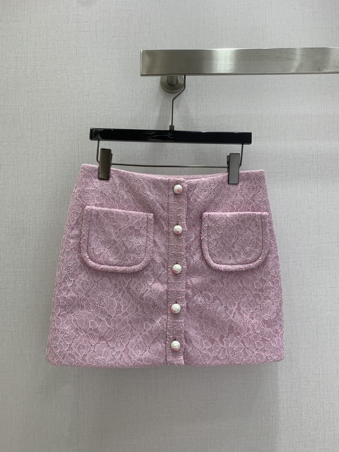 NO:652207,Highly recommended CHA* new autumn and winter tweed lace skirt developed custom splicing fabric with delicate texture!  A must-have item for Bai Fumei. The classic double pocket decoration and single-breasted A-line tailoring are super nice on the body!  Retro, elegant and sweet, embellished with pearl buttons!  One color SML code high quality ABC,,skirts,alexander wang19860909强烈推荐 CHA*秋冬新款 粗花呢蕾丝半裙 开发定制拼接面料质感细腻！白富美必入单品.经典双口袋装饰 单排扣A字剪裁版型上身超好看！复古优雅又甜美,珍珠纽扣点缀！一个色 SML码 高品质ABC,,skirts,alexander wang,Women's clothing