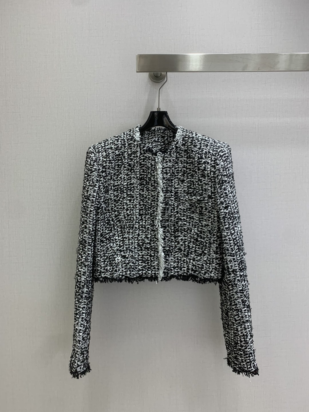 NO:621846,Highly recommend BAL*2025 new autumn and winter French black and white tweed jacket, handmade fringed placket design, modern and handsome, versatile item, fashionable and high-end!  The 3D three-dimensional tailoring of the shoulder-padded short version makes the upper body cool, light and mature, and makes you appear taller!  The imported woven soft fabric has a great texture!  One color SML code high quality ABC,,jackets & coats,jackets & coats,alexander wang19860909强烈推荐 BAL*2025秋冬新款 法式黑白粗花呢夹克外套,手工流苏边开襟设计摩登帅气,百搭单品时髦又高级！3D立体剪裁垫肩短款版型上身酷飒轻熟感又显高挑！进口编织软呢面料质感超赞！一个色 SML码 高品质ABC,,jackets & coats,jackets & coats,alexander wang,Women's clothing