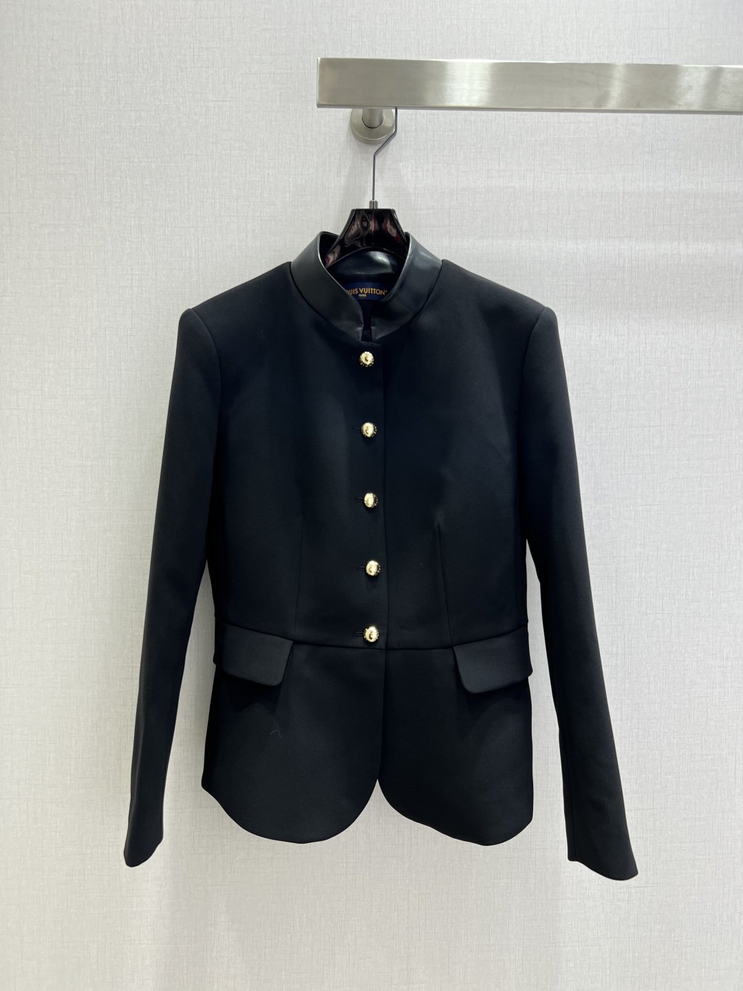 NO:665420,Highly recommended LV*2025 new autumn and winter leather small stand-up collar suit jacket. Customized YB imported material, obvious texture, high-end comfort, small stand-up collar suit style, large black body and leather collar processing, gold buttons engraved on the front highlight the highlights, cufflinks echo the light design, the waist has its own waistline proportions, with symmetrical flap pockets on both sides, showing the British literary accent. The leather logo on the back collar highlights the design and makes the outfit more advanced. One color SML code  High quality ABC,,louis vuitton,jackets & coats,business suit, 19860909强烈推荐 LV*2025秋冬新款 皮革小立领西装外套 定制YB进口材质,肌理明显,高级舒适,小立领西装版型,大身黑色与皮革领处理碰撞,前襟印刻金扣亮点突出,袖扣呼应点亮设计,腰身自带腰线划分比例,两侧配合对称翻盖口袋,尽显英伦文艺腔调.后领皮质徽标,凸显设计感更显格调,让穿搭更加高级.一个色 SML码 高品质ABC,,louis vuitton,jackets & coats,business suit, ,Women's clothing