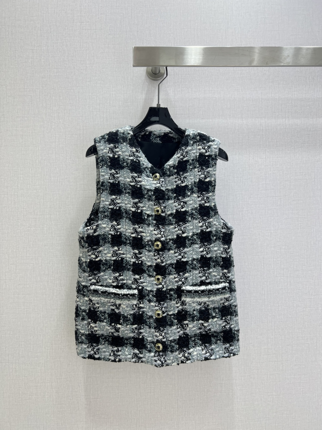 NO:621840,Highly recommended CHA*2025 new autumn and winter plaid tweed vest jacket. This small fragrant style tweed vest is an 'atmosphere cheat' for layering in autumn and winter. The black and white grid has its own relaxed and noble style. The purple style is wrapped in retro soft light. The green and purple contrasting colors add a sense of languidness. The tweed texture is wrapped in a soft and waxy texture. The metal buckle is decorated with low-key sophistication. Whether you layer a suit or wear a sweater, it has a fashionable sense of 'wear it casually and win'.  The sleeveless design is suitable for a variety of outfits. The exquisite buttons and double C details give a luxurious texture. Whether it is worn with a shirt or a coat, it can inject French elegance into the look, making you a fashion master in every match. Classic plaid unlocks high-end layering. Three colors SML code. High-quality ABC, jackets & coats, sweaters, shirts, business suit, alexander wang19860909强烈推荐 CHA*2025秋冬新款 格纹粗呢马甲外套 这件小香风风粗花呢马甲 是秋冬叠穿的“氛围感作弊器” 黑白格自带松弛贵气 紫调款裹着复古柔光 绿紫撞色把跳脱揉进慵懒 粗花呢肌理裹着软糯质感 金属扣缀着低调精致 不管叠西装还是搭毛衣,都是“随便一穿就赢”的时髦感 无袖设计适配多元穿搭 精致纽扣与双C细节尽显奢华质感 无论是内搭衬衫还是外搭大衣 都能为造型注入法式优雅 让你在每一次搭配中 都成为时尚的掌舵者 经典感格纹解锁叠穿高阶 三个色 SML码 高品质ABC,,jackets & coats,sweaters,shirts,business suit,alexander wang,Women's clothing