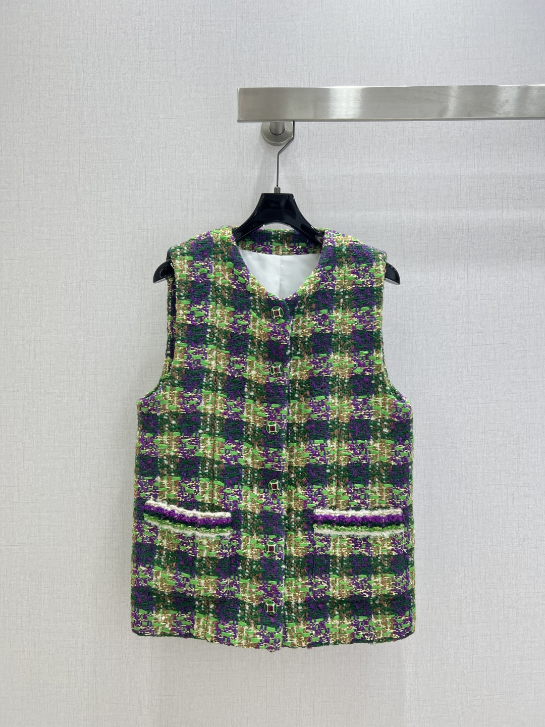 NO:621836,Highly recommended CHA*2025 new autumn and winter plaid tweed vest jacket. This small fragrant style tweed vest is an 'atmosphere cheat' for layering in autumn and winter. The black and white grid has its own relaxed and noble style. The purple style is wrapped in retro soft light. The green and purple contrasting colors add a sense of languidness. The tweed texture is wrapped in a soft and waxy texture. The metal buckle is decorated with low-key sophistication. Whether you layer a suit or wear a sweater, it has a fashionable sense of 'wear it casually and win'.  The sleeveless design is suitable for a variety of outfits. Exquisite buttons and double C details give a luxurious texture. Whether it is worn with a shirt or a coat, it can inject French elegance into the look, making you a fashion master in every match. Classic plaid unlocks high-end layering. Three colors SML code. High quality AB, jackets & coats, sweaters, shirts, business suit, alexander wang19860909强烈推荐 CHA*2025秋冬新款 格纹粗呢马甲外套 这件小香风风粗花呢马甲 是秋冬叠穿的“氛围感作弊器” 黑白格自带松弛贵气 紫调款裹着复古柔光 绿紫撞色把跳脱揉进慵懒 粗花呢肌理裹着软糯质感 金属扣缀着低调精致 不管叠西装还是搭毛衣,都是“随便一穿就赢”的时髦感 无袖设计适配多元穿搭 精致纽扣与双C细节尽显奢华质感 无论是内搭衬衫还是外搭大衣 都能为造型注入法式优雅 让你在每一次搭配中 都成为时尚的掌舵者 经典感格纹解锁叠穿高阶 三个色 SML码 高品质AB,,jackets & coats,sweaters,shirts,business suit,alexander wang,Women's clothing