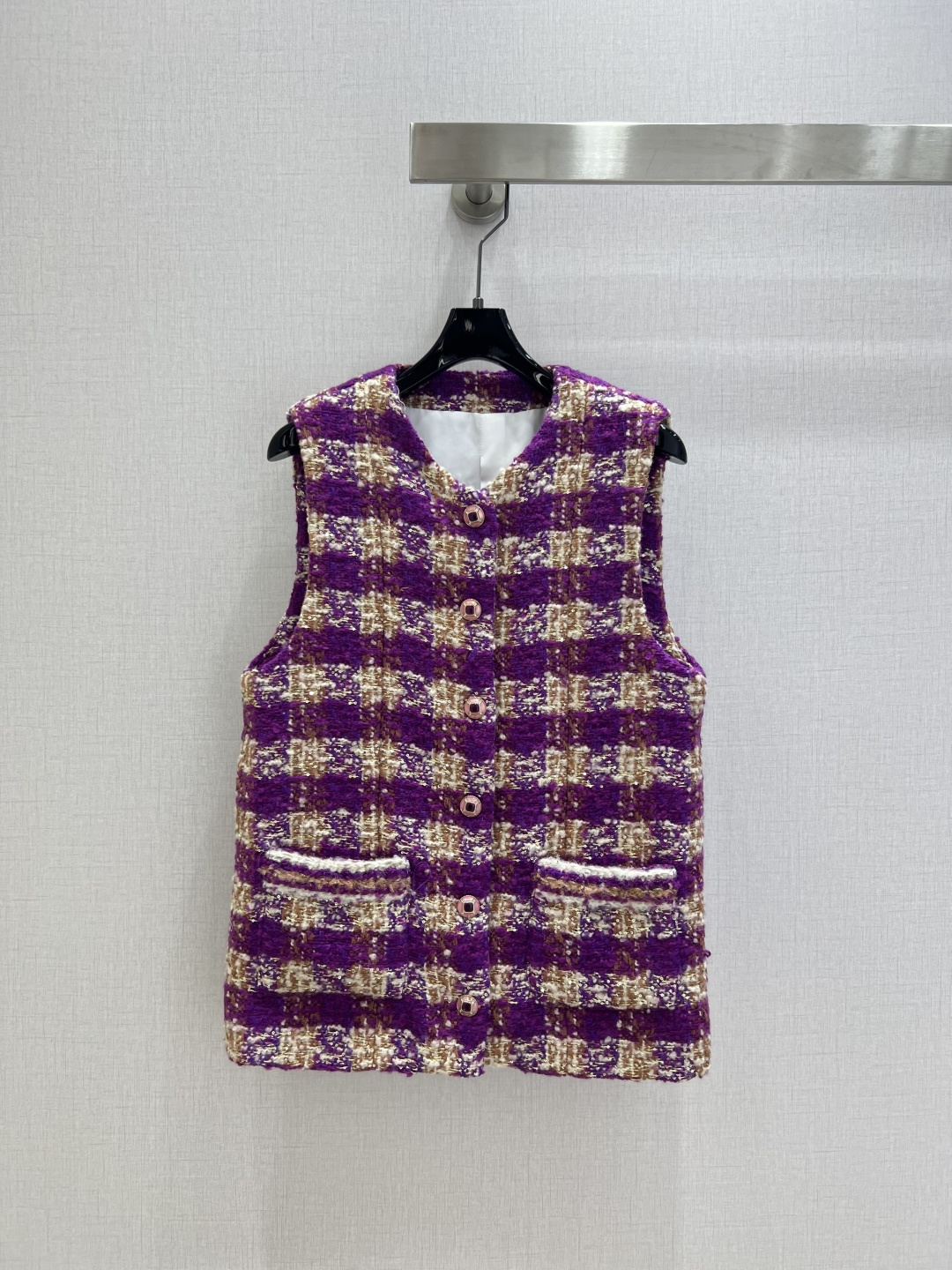 NO:621851,Highly recommended CHA*2025 new autumn and winter plaid tweed vest jacket. This small fragrant style tweed vest is an 'atmosphere cheat' for layering in autumn and winter. The black and white grid has its own relaxed and noble style. The purple style is wrapped in retro soft light. The green and purple contrasting colors add a sense of languidness. The tweed texture is wrapped in a soft and waxy texture. The metal buckle is decorated with low-key sophistication. Whether you layer a suit or wear a sweater, it has a fashionable sense of 'wear it casually and win'.  The sleeveless design is suitable for a variety of outfits. The exquisite buttons and double C details give a luxurious texture. Whether it is worn with a shirt or a coat, it can inject French elegance into the look, making you a fashion master in every match. Classic plaid unlocks high-end layering. Three colors SML code. High-quality ABC, jackets & coats, sweaters, shirts, business suit, alexander wang19860909强烈推荐 CHA*2025秋冬新款 格纹粗呢马甲外套 这件小香风风粗花呢马甲 是秋冬叠穿的“氛围感作弊器” 黑白格自带松弛贵气 紫调款裹着复古柔光 绿紫撞色把跳脱揉进慵懒 粗花呢肌理裹着软糯质感 金属扣缀着低调精致 不管叠西装还是搭毛衣,都是“随便一穿就赢”的时髦感 无袖设计适配多元穿搭 精致纽扣与双C细节尽显奢华质感 无论是内搭衬衫还是外搭大衣 都能为造型注入法式优雅 让你在每一次搭配中 都成为时尚的掌舵者 经典感格纹解锁叠穿高阶 三个色 SML码 高品质ABC,,jackets & coats,sweaters,shirts,business suit,alexander wang,Women's clothing