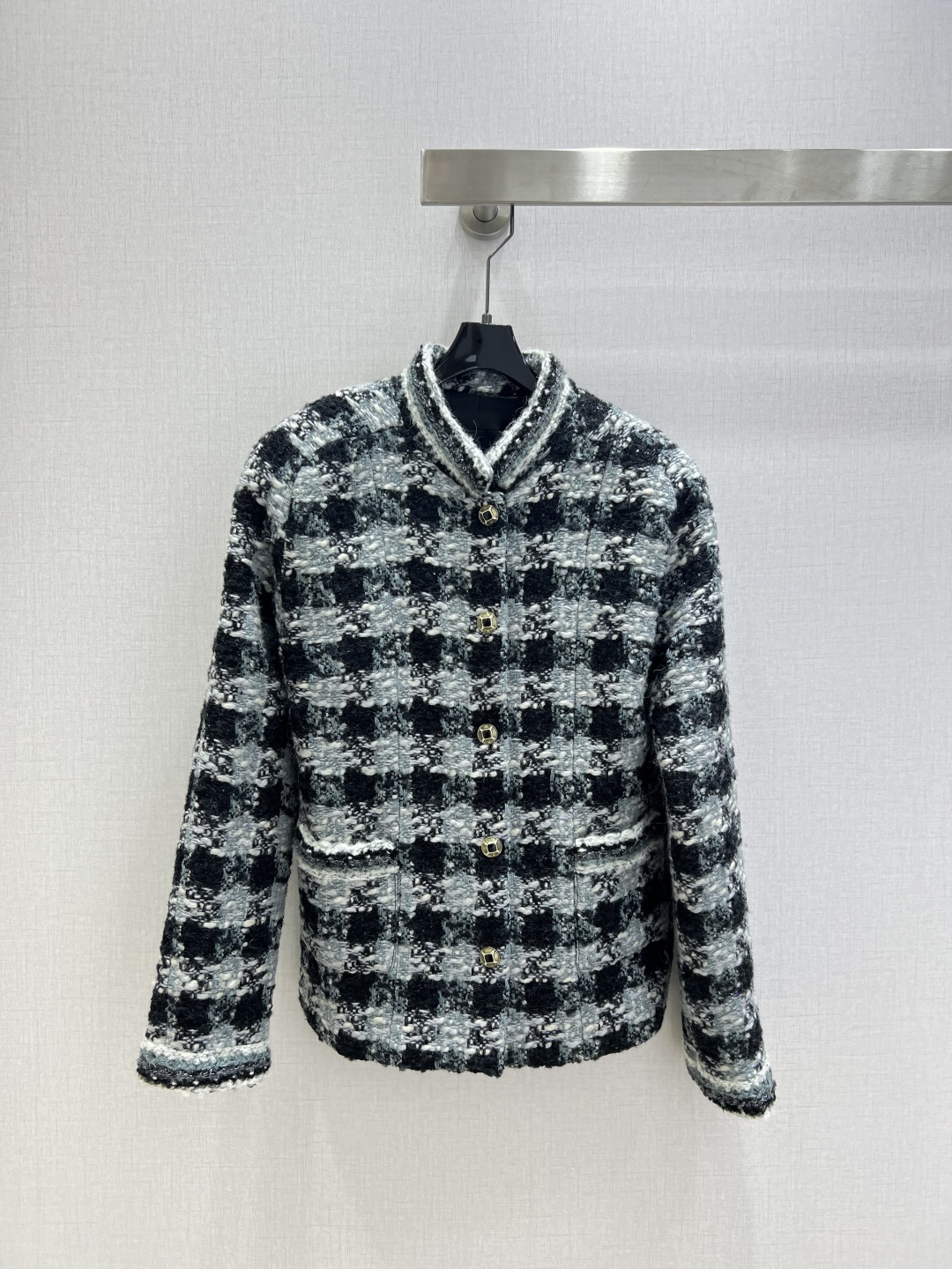 NO:621849,Highly recommended CHA*2025 new autumn and winter plaid tweed jacket, high-end custom tweed blended fabric. When retro plaid meets Chanel's classic tweed, black and white plaid brings a classic sense of relaxation. Purple is the standard for retro ladies. Green and purple contrasting colors bring out the perfect combination of laziness and jumping. The texture of tweed is wrapped in soft wax. The metal buckle is embellished with low-key nobility. The stand-up collar single-breasted design shows sophistication.  Exquisite pockets hide ingenuity. Sizes from S to L adapt to different body shapes. Whether you are commuting at work or going out in luxury, it can make you stand out from the crowd. Interpret your own fragrance style. Three colors. SML code. High quality ABC, chanel, jackets & coats, alexander wang19860909强烈推荐 CHA*2025秋冬新款 格纹粗花呢外套 高级定制粗花呢混纺面料 当复古格纹邂逅香奈儿经典粗花呢 黑白格自带经典松弛感 紫调款是复古大小姐标配 绿紫撞色把慵懒和跳脱揉得刚好 粗花呢的肌理裹着软糯 金属扣缀着低调的贵气 立领单排扣设计尽显干练 精致口袋暗藏巧思 从S到L的尺寸适配不同身形 无论是职场通勤还是轻奢出街 它都能让你在人群中脱颖而出 演绎独属于你的小香风格调 三个色 SML码 高品质ABC,,chanel,jackets & coats,alexander wang,Women's clothing