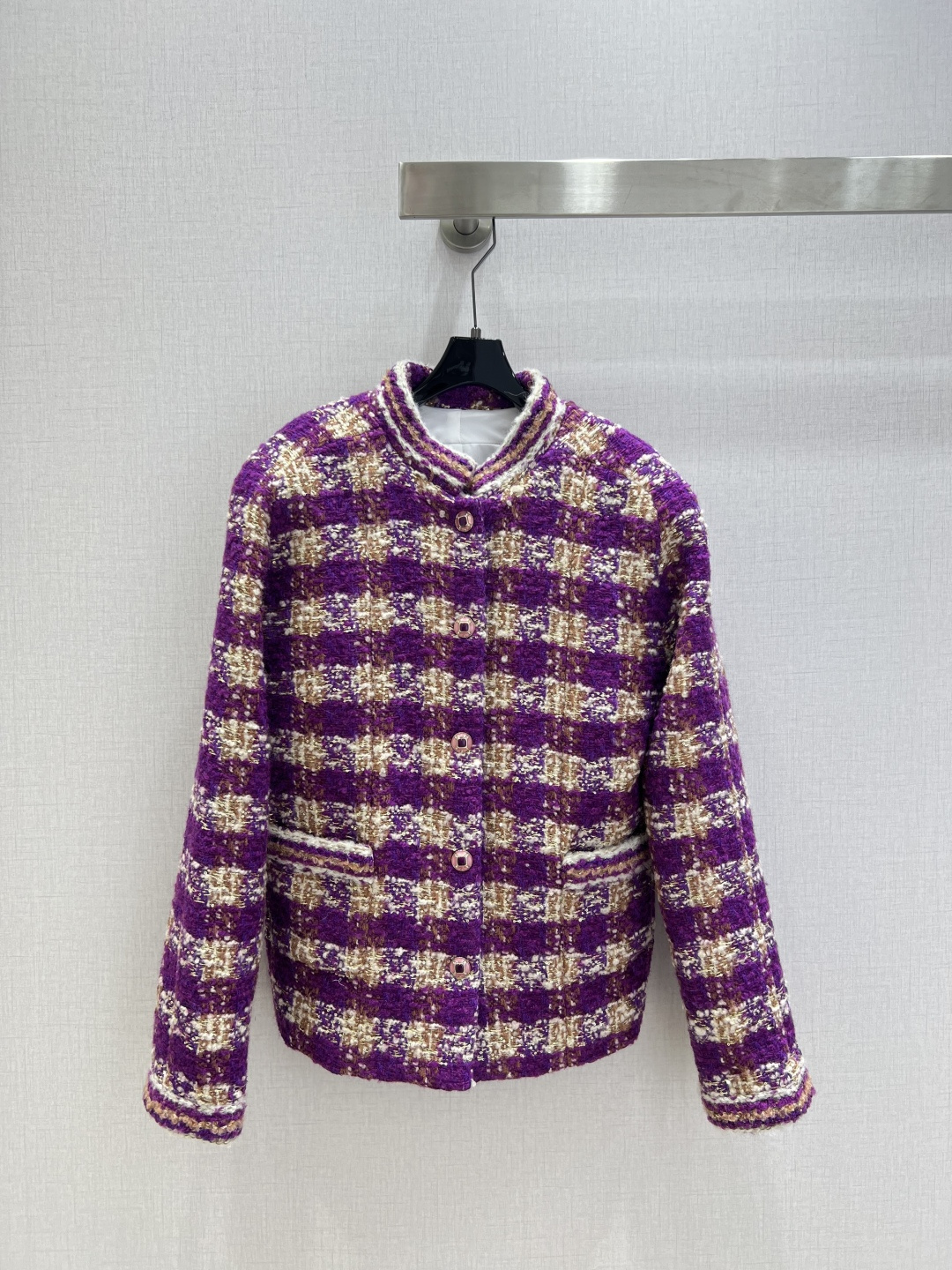 NO:621845,Highly recommended CHA*2025 new autumn and winter plaid tweed jacket, high-end custom tweed blended fabric. When retro plaid meets Chanel's classic tweed, black and white plaid brings a classic sense of relaxation. Purple is the standard for retro ladies. Green and purple contrasting colors bring out the perfect combination of laziness and jumping. The texture of tweed is wrapped in soft wax. The metal buckle is embellished with low-key nobility. The stand-up collar single-breasted design shows sophistication.  Exquisite pockets hide ingenuity. Sizes from S to L adapt to different body shapes. Whether you are commuting at work or going out in luxury, it can make you stand out from the crowd. Interpret your own fragrance style. Three colors. SML code. High quality ABC, chanel, jackets & coats, alexander wang19860909强烈推荐 CHA*2025秋冬新款 格纹粗花呢外套 高级定制粗花呢混纺面料 当复古格纹邂逅香奈儿经典粗花呢 黑白格自带经典松弛感 紫调款是复古大小姐标配 绿紫撞色把慵懒和跳脱揉得刚好 粗花呢的肌理裹着软糯 金属扣缀着低调的贵气 立领单排扣设计尽显干练 精致口袋暗藏巧思 从S到L的尺寸适配不同身形 无论是职场通勤还是轻奢出街 它都能让你在人群中脱颖而出 演绎独属于你的小香风格调 三个色 SML码 高品质ABC,,chanel,jackets & coats,alexander wang,Women's clothing