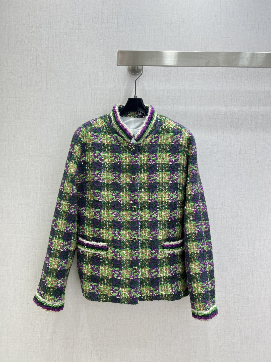 NO:621841,Highly recommended CHA*2025 new autumn and winter plaid tweed jacket, high-end custom tweed blended fabric. When retro plaid meets Chanel's classic tweed, black and white plaid brings a classic sense of relaxation. Purple is the standard for retro ladies. Green and purple contrasting colors bring out the perfect combination of laziness and jumping. The texture of tweed is wrapped in soft wax. The metal buckle is embellished with low-key nobility. The stand-up collar single-breasted design shows sophistication.  Exquisite pockets hide ingenuity. Sizes from S to L adapt to different body shapes. Whether commuting at work or going out in luxury, it can make you stand out from the crowd. Interpret your own fragrance style. Three colors. SML code. High quality AB, chanel, jackets & coats, alexander wang19860909强烈推荐 CHA*2025秋冬新款 格纹粗花呢外套 高级定制粗花呢混纺面料 当复古格纹邂逅香奈儿经典粗花呢 黑白格自带经典松弛感 紫调款是复古大小姐标配 绿紫撞色把慵懒和跳脱揉得刚好 粗花呢的肌理裹着软糯 金属扣缀着低调的贵气 立领单排扣设计尽显干练 精致口袋暗藏巧思 从S到L的尺寸适配不同身形 无论是职场通勤还是轻奢出街 它都能让你在人群中脱颖而出 演绎独属于你的小香风格调 三个色 SML码 高品质AB,,chanel,jackets & coats,alexander wang,Women's clothing