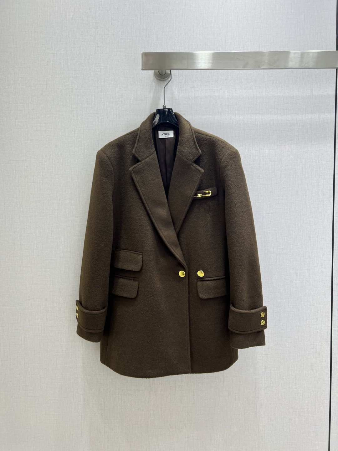 NO:621872,Highly recommended CEL*2025 new autumn and winter metal pin lapel suit jacket, containing 30 cashmere, simple and elegant suit jacket, very high-end imported texture, look at the details carefully, the upper body is very sassy, ​​clean and classy, ​​improves temperament~~completely follows the level of high-end ready-to-wear. It is impossible not to love it. A must-have item for temperament MM. One color SML code, high quality ABC,,jackets & coats,business suit,alexander wang19860909强烈推荐 CEL*2025秋冬新款 金属别针翻领西装外套 含30羊绒 简洁大气的西装外套 非常高级的进口质地 仔细看细节 上身非常飒 干净有品 提气质~~完全按照高定成衣水准 无法不爱 气质MM必入单品 一个色 SML码 高品质ABC,,jackets & coats,business suit,alexander wang,Women's clothing