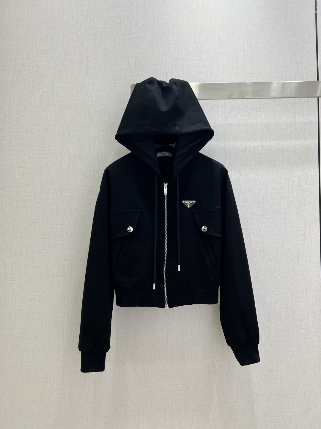 NO:621868,Highly recommended PRA* 2025 new autumn and winter hooded zipper logo jacket, an instant hit upon shipment, special material with texture, great attention to every small detail, just the right sense of high-end, three-dimensional tailoring, making the upper body of the garment more refined and western-style, custom molded decoration, the real thing is amazing!  Fine workmanship, look at the details, one color SML code, high quality ABC, prada, jackets & coats, hats, alexander wang19860909强烈推荐 PRA*2025秋冬新款 连帽拉链徽标外套 出货即爆单 特殊材质有肌理感 每个小细节都非常注重 恰到好处的高级感 立体剪裁 让成衣上身更为精致洋气 开模定制装饰 实物太赞啦！做工精细看细节 一个色 SML码 高品质ABC,,prada,jackets & coats,hats,alexander wang,Women's clothing