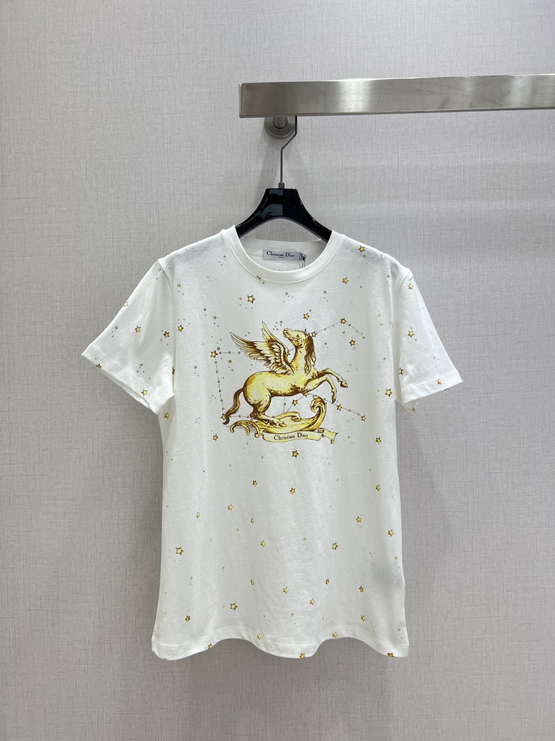 NO:623753,Highly recommend Dio*'s new autumn and winter Pegasus printed short-sleeved T-shirt. The exquisite version makes the upper body look slimmer!  Customized latest craftsmanship, low-key luxury!  Fashionable must-have items to unlock all outfits!  The classic version is versatile and easy to wear!  One color SML code high quality ABC, dior, T-shirt, tees, t-shirt, alexander wang19860909强烈推荐 Dio*秋冬新款 飞马印花短袖T恤 精致版型上身巨显瘦！定制最新工艺 低调奢华！时髦精必备单品解锁所有穿搭！经典版型百搭不挑人！一个色 SML码 高品质ABC,,dior,T-shirt,tees，t-shirt,alexander wang,Women's clothing