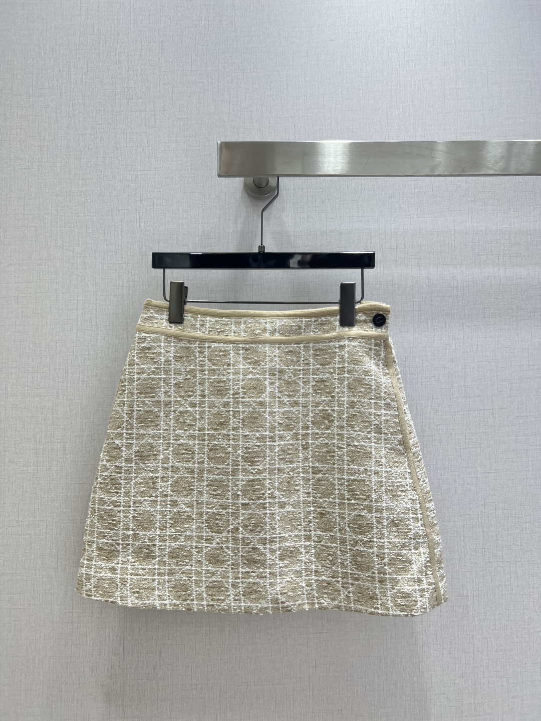 NO:622630,Highly recommended Dio* 2025 new autumn and winter new Princess Diana cannage plaid classic skirt. Developed custom-made three-dimensional woven tweed fabric, three-dimensional and wide. Age-reducing temperament, classic A-line version, huge and versatile upper body, slim and tall. Rich French elegant temperament. A must-have item for Bai Fumei. Four colors SML code. High quality ABC, dior, skirts, alexander wang19860909强烈推荐 Dio*2025秋冬新款戴妃藤格纹经典半裙 开发定制立体编织粗花呢面料立体挺阔 减龄气质经典A字版型巨百搭上身显瘦又高挑 财阀千金高级法式优雅气质 白富美必入单品 四个色 SML码 高品质ABC,,dior,skirts,alexander wang,Women's clothing