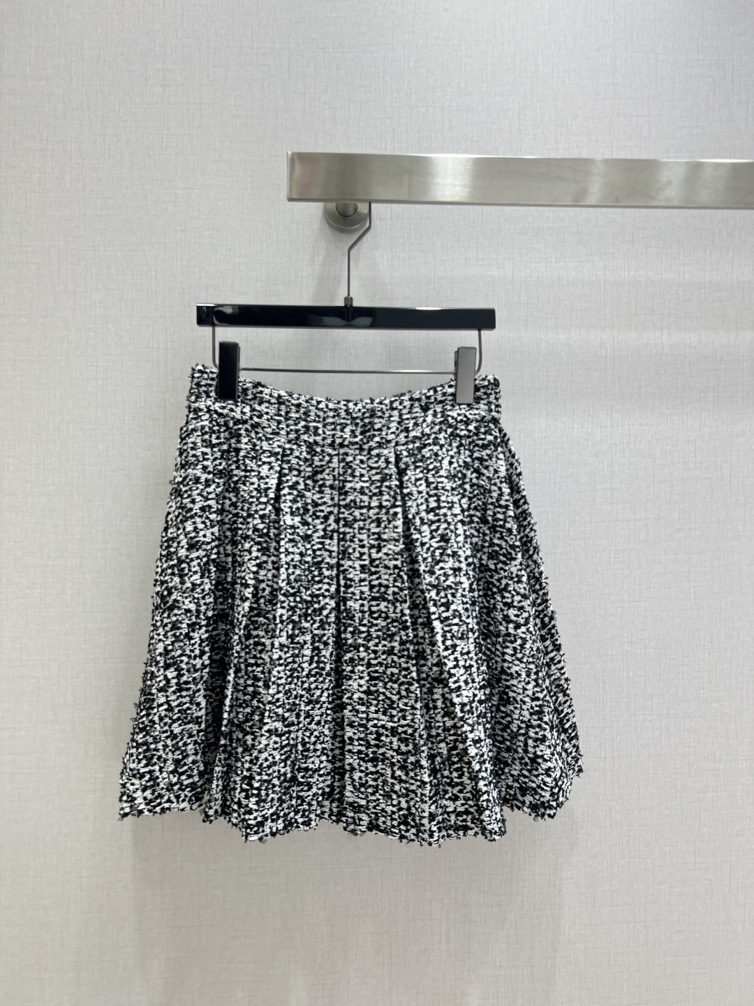 NO:621850,Highly recommended BAL*2025 new autumn and winter French black and white tweed pleated skirt, handmade fringed placket design, modern and handsome, versatile item, fashionable and high-end!  The 3D three-dimensional tailoring of the shoulder-padded short version makes the upper body cool, light and mature, and makes you appear taller!  The imported woven soft fabric has a great texture!  One color SML code high quality ABC,,skirts,alexander wang19860909强烈推荐 BAL*2025秋冬新款 法式黑白粗花呢压褶半裙 手工流苏边开襟设计摩登帅气,百搭单品时髦又高级！3D立体剪裁垫肩短款版型上身酷飒轻熟感又显高挑！进口编织软呢面料质感超赞！一个色 SML码 高品质ABC,,skirts,alexander wang,Women's clothing