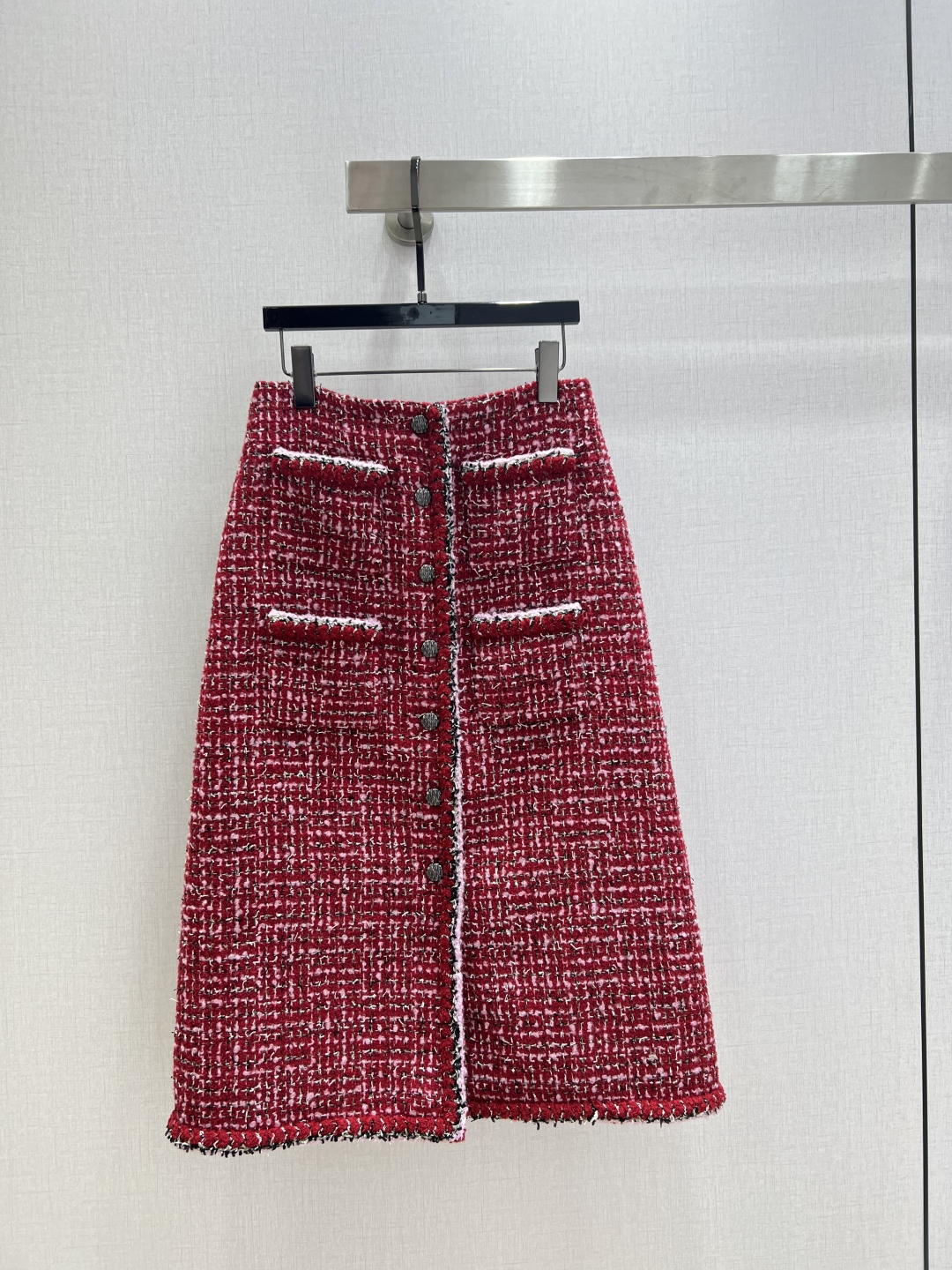 NO:621853,Highly recommended CHA*2025 new autumn and winter pocket woven long skirt  Customized YB imported woolen wool material, high-end texture, full appearance, round neck dress jacket style, shoulder pad design fits the human body, more slim and straight figure, large body neckline extends to the front hem, with pink and black braided edges to highlight the details, echoing the cuff pockets.  The red background of the whole body is combined with the delicate colorful yarns to regularly interweave textures all over the body, showing the style of a celebrity. The same series of straight mid-length skirts, with echoed woolen details on the edges, and the placket buttons perfectly interpret the sense of elegance and gold. The complete set is noble and textured, intellectual and gentle, Christmas  An excellent choice for New Year's Day and year-end parties, instant sale, the focus. One color SML code, high quality ABC, skirts, jackets & coats, alexander wang19860909强烈推荐 CHA*2025秋冬新款 口袋编织长半裙 定制YB进口粗纺羊毛呢材质,质感高级,品相十足,圆领洋装外套版型,垫肩设计贴合人体,更显身姿纤细挺拔,大身领口延伸至前襟下摆,以粉黑编织捆边点亮细节,与袖口口袋呼应,通体红色底色配合细腻的彩色纱线规则交织出纹理满铺于全身,名媛格调立显,同系列直筒中长半裙,捆边毛絮细节呼应,开襟纽扣完美演绎优雅千金感,成套显贵显质感,知性温柔,圣诞 元旦 年末聚会的绝佳选择,秒杀全场,焦点所在.一个色 SML码 高品质ABC,,skirts,jackets & coats,alexander wang,Women's clothing