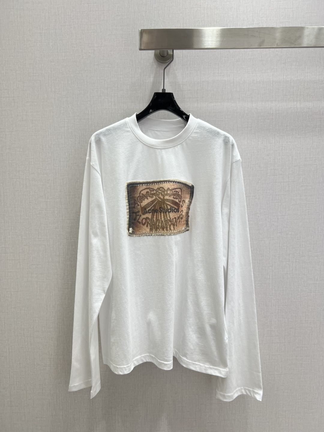 NO:623746,Highly recommended ACN* autumn and winter new style distressed bow patch printed long-sleeved top. This round-neck long-sleeved T-shirt is made of slub yarn cotton jersey fabric, decorated with seasonal digital bow printing. The surface texture is delicate and has a retro effect. Neutral style, casual fit, hip-length. One color SML code High quality ABC,, alexander wang19860909强烈推荐 ACN*秋冬新款 做旧蝴蝶结贴布印花长袖上衣 此款圆领长袖 T 恤选用竹节纱棉质平纹针织面料,饰有当季数码蝴蝶结印花,表面纹理细腻,呈复古效果.中性风格,休闲版型,衣长及臀.一个色 SML码 高品质ABC,,alexander wang,Women's clothing