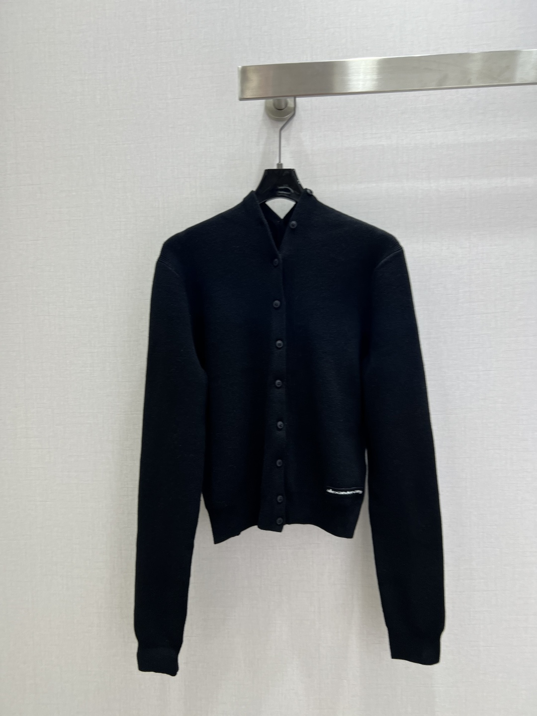 NO:623769,Highly recommended ALE* new autumn and winter knitted double-sided buttoned cardigan jacket. This slim-fit long-sleeved cardigan is made of wool blend fabric and has an integrated placket design with classic rib trim. The garment is decorated with artificial horn buttons and tonal logo patches for easy interpretation of various styles. Two colors SML code High quality ABC,,jackets & coats,alexander wang19860909强烈推荐 ALE*秋冬新款 针织双面纽扣开衫外套 这款修身版型长袖开衫选用羊毛混纺面料制成采用贯穿一体式开襟设计,饰有经典罗纹饰边.该服饰饰有人造牛角扣和同色系徽标贴饰,轻松演绎多样造型.两个色 SML码 高品质ABC,,jackets & coats,alexander wang,Women's clothing