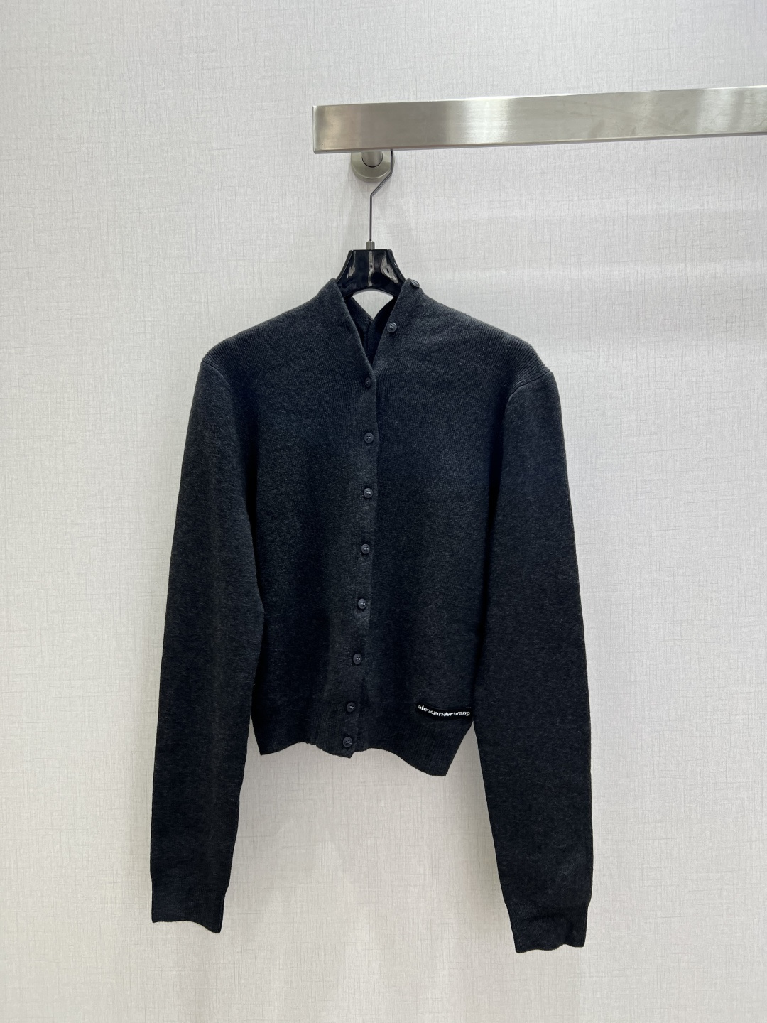 NO:623757,Highly recommended ALE* new autumn and winter knitted double-sided buttoned cardigan jacket. This slim-fit long-sleeved cardigan is made of wool blend fabric and has an integrated placket design with classic rib trim. The garment is decorated with artificial horn buttons and tonal logo patches for easy interpretation of various styles. Two colors SML code High quality ABC,,jackets & coats,alexander wang19860909强烈推荐 ALE*秋冬新款 针织双面纽扣开衫外套 这款修身版型长袖开衫选用羊毛混纺面料制成采用贯穿一体式开襟设计,饰有经典罗纹饰边.该服饰饰有人造牛角扣和同色系徽标贴饰,轻松演绎多样造型.两个色 SML码 高品质ABC,,jackets & coats,alexander wang,Women's clothing