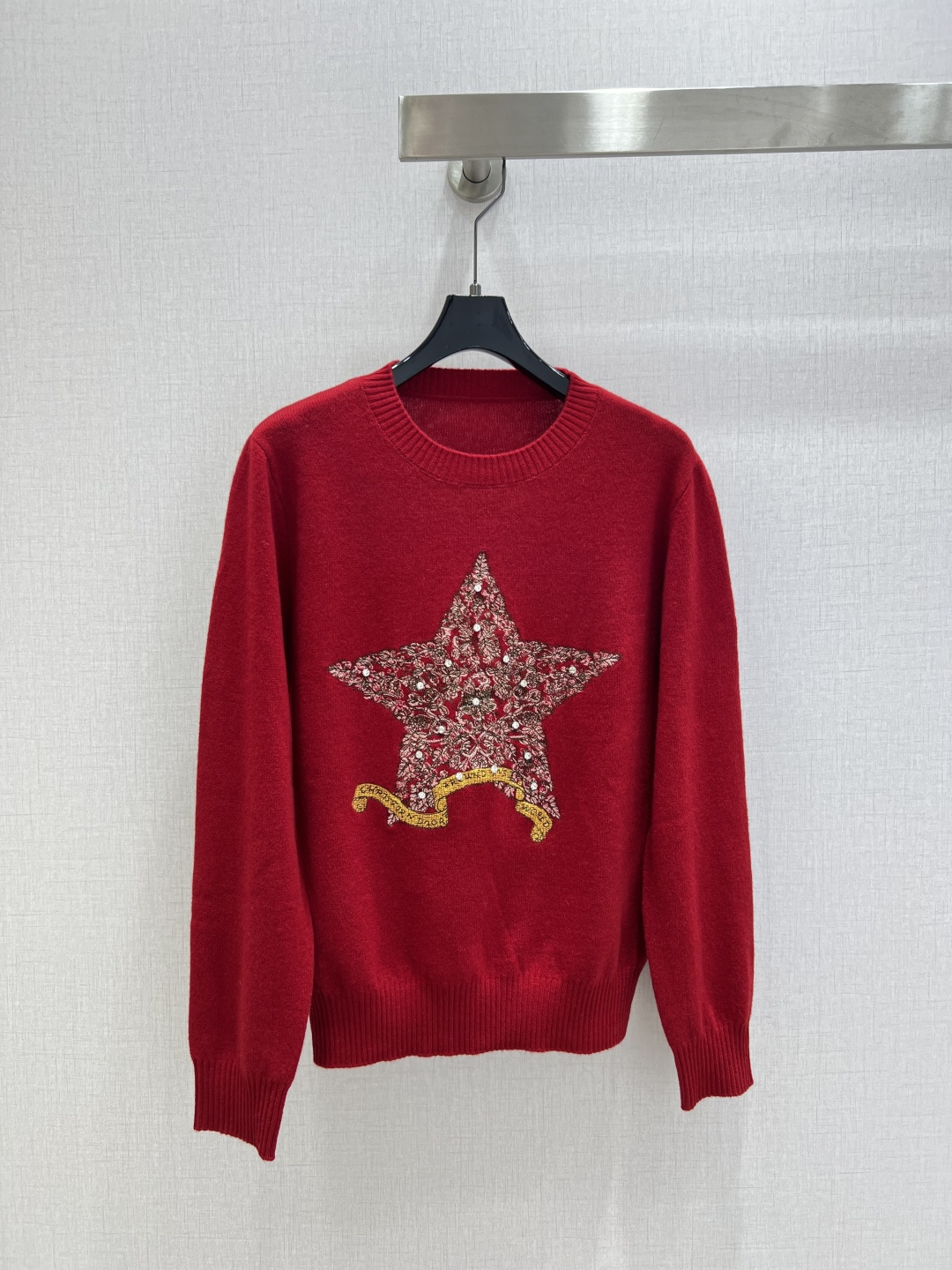 NO:623723,Highly recommended DIO* new autumn and winter five-pointed star beaded long-sleeved top, a must-have for Christmas and New Year, red and high-end, with a delicate and soft texture. A classic age-reducing item!  The pattern doesn’t make your upper body look slimmer!  A perfect item that Bai Fumei must buy. The texture is superb and the workmanship is perfect!  Grab the spot now and get the big orders!  One color SML code high quality ABC, dior, alexander wang19860909强烈推荐 DIO*秋冬新款 五角星钉珠长袖上衣 圣诞新年必备款 红色高级大气 质感细腻软糯.经典减龄单品！版型不挑人上身巨显瘦！白富美必收的完美单品.质感超赞完美做工品质！现货开抢 大单子甩过来！一个色 SML码 高品质ABC,,dior,alexander wang,Women's clothing