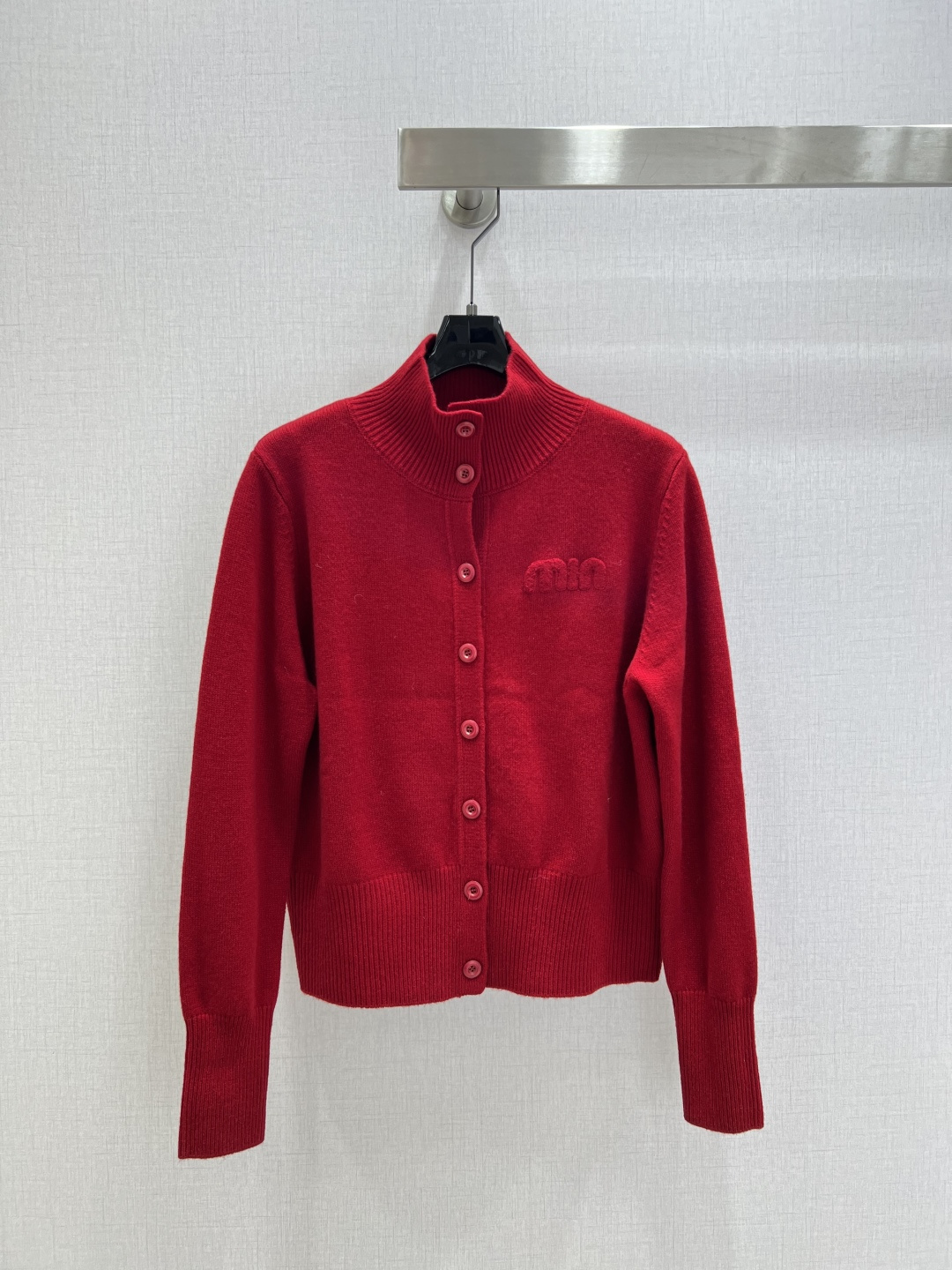 NO:623711,Highly recommended MIU* new autumn and winter stand-up collar buttoned cardigan jacket, a must-have for Christmas and New Year, red with a high-end atmosphere, delicate and soft texture. A classic age-reducing item!  The pattern doesn’t make your upper body look slimmer!  A perfect item that Bai Fumei must buy. The texture is superb and the workmanship is perfect!  Grab the spot now and get the big orders!  One color SML code high quality ABC,,miumiu,jackets & coats,alexander wang19860909强烈推荐 MIU*秋冬新款 立领纽扣开衫外套 圣诞新年必备款 红色高级大气 质感细腻软糯.经典减龄单品！版型不挑人上身巨显瘦！白富美必收的完美单品.质感超赞完美做工品质！现货开抢 大单子甩过来！一个色 SML码 高品质ABC,,miumiu,jackets & coats,alexander wang,Women's clothing