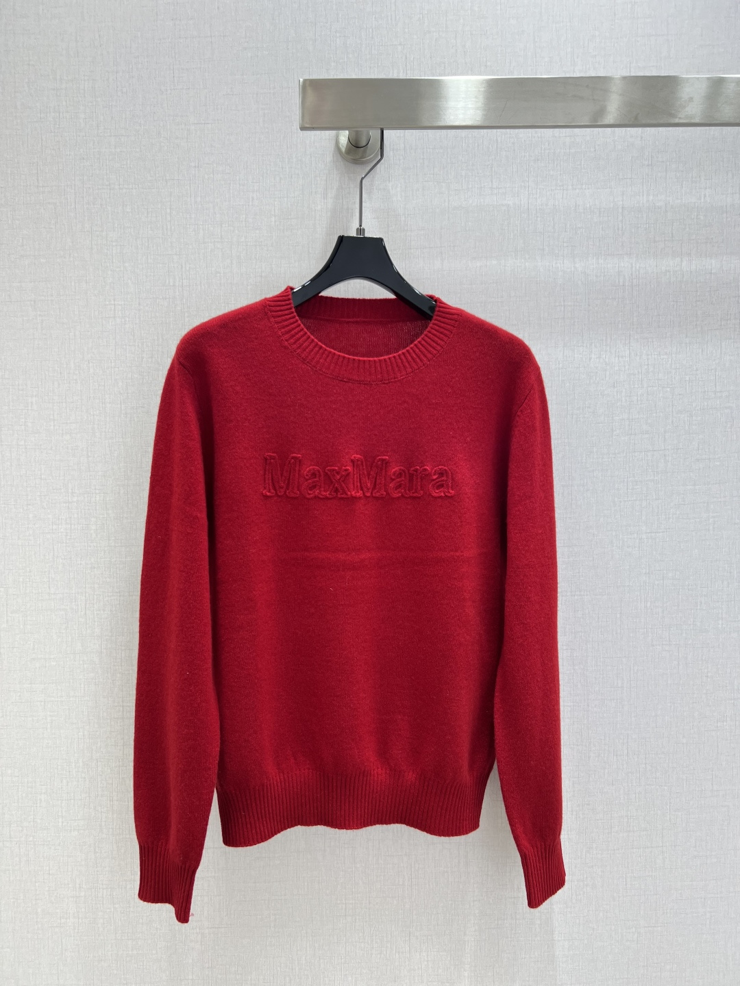 NO:623741,Highly recommended MAX* new autumn and winter long-sleeved top with letter logo. A must-have for Christmas and New Year. The red is high-end and elegant. The texture is delicate and soft. A classic age-reducing item!  The pattern doesn’t make your upper body look slimmer!  A perfect item that Bai Fumei must buy. The texture is superb and the workmanship is perfect!  Grab the spot now and get the big orders!  One color SML code high quality ABC,,alexander wang19860909强烈推荐 MAX*秋冬新款 字母logo长袖上衣 圣诞新年必备款 红色高级大气 质感细腻软糯.经典减龄单品！版型不挑人上身巨显瘦！白富美必收的完美单品.质感超赞完美做工品质！现货开抢 大单子甩过来！一个色 SML码 高品质ABC,,alexander wang,Women's clothing