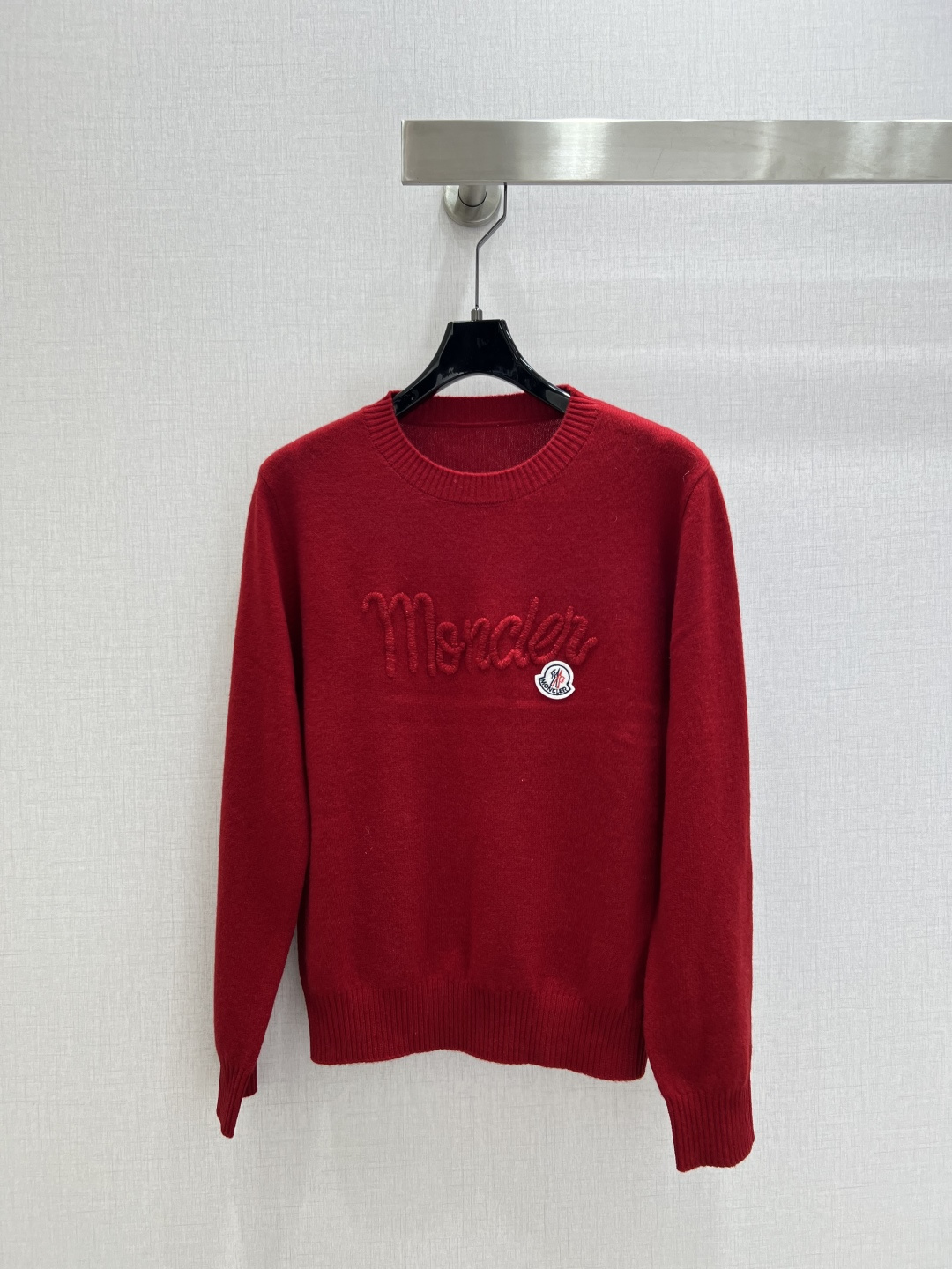 NO:623747,Highly recommended MON* new autumn and winter letter logo long-sleeved top, a must-have for Christmas and New Year, red with high-end atmosphere, delicate and soft texture. A classic age-reducing item!  The pattern doesn’t make your upper body look slimmer!  A perfect item that Bai Fumei must buy. The texture is superb and the workmanship is perfect!  Grab the spot now and get the big orders!  One color SML code high quality ABC,,alexander wang19860909强烈推荐 MON*秋冬新款 字母logo长袖上衣 圣诞新年必备款 红色高级大气 质感细腻软糯.经典减龄单品！版型不挑人上身巨显瘦！白富美必收的完美单品.质感超赞完美做工品质！现货开抢 大单子甩过来！一个色 SML码 高品质ABC,,alexander wang,Women's clothing