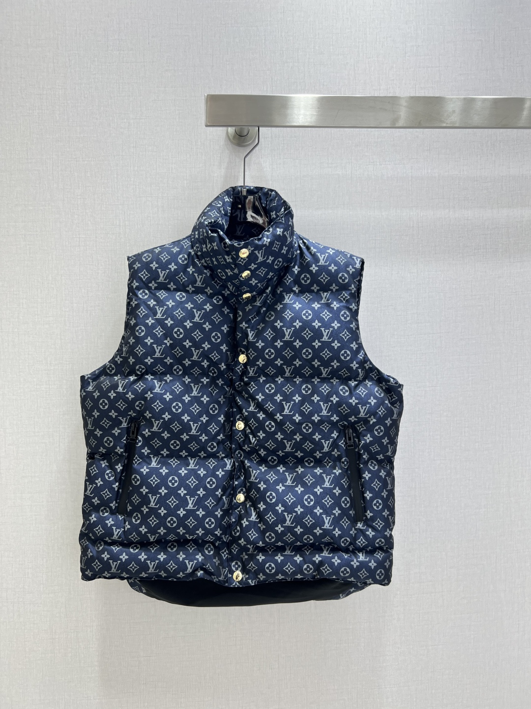 NO:623721,Comes with a dust bag. Highly recommended. LV* new autumn and winter style. Presbyopic down vest jacket. White goose down. Overall warm effect. Regular style down jacket. Casual and fashionable. Perfect embellishment with classic logo. Two colors. SML code. High quality ABC, louis vuitton, jackets & coats, down jacket, alexander wang.19860909配防尘袋强烈推荐 LV*秋冬新款 老花羽绒马甲外套 白鹅绒 整体保暖效果拉满,常规款羽绒服 休闲时尚,经典logo完美点缀 两个色 SML码 高品质ABC,,louis vuitton,jackets & coats,down jacket,alexander wang,Women's clothing