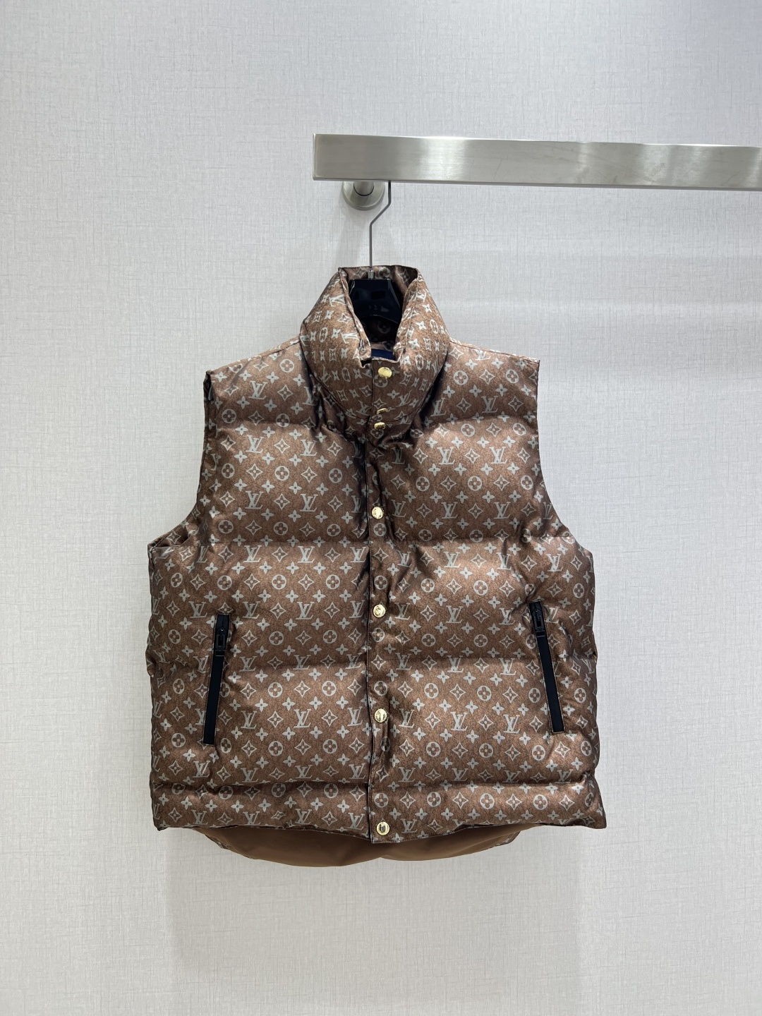 NO:623733,Comes with a dust bag. Highly recommended. LV* new autumn and winter style. Presbyopic down vest jacket. White goose down. Overall warm effect. Regular style down jacket. Casual and fashionable. Perfect embellishment with classic logo. Two colors. SML code. High quality ABC, louis vuitton, jackets & coats, down jacket, alexander wang.19860909配防尘袋强烈推荐 LV*秋冬新款 老花羽绒马甲外套 白鹅绒 整体保暖效果拉满,常规款羽绒服 休闲时尚,经典logo完美点缀 两个色 SML码 高品质ABC,,louis vuitton,jackets & coats,down jacket,alexander wang,Women's clothing