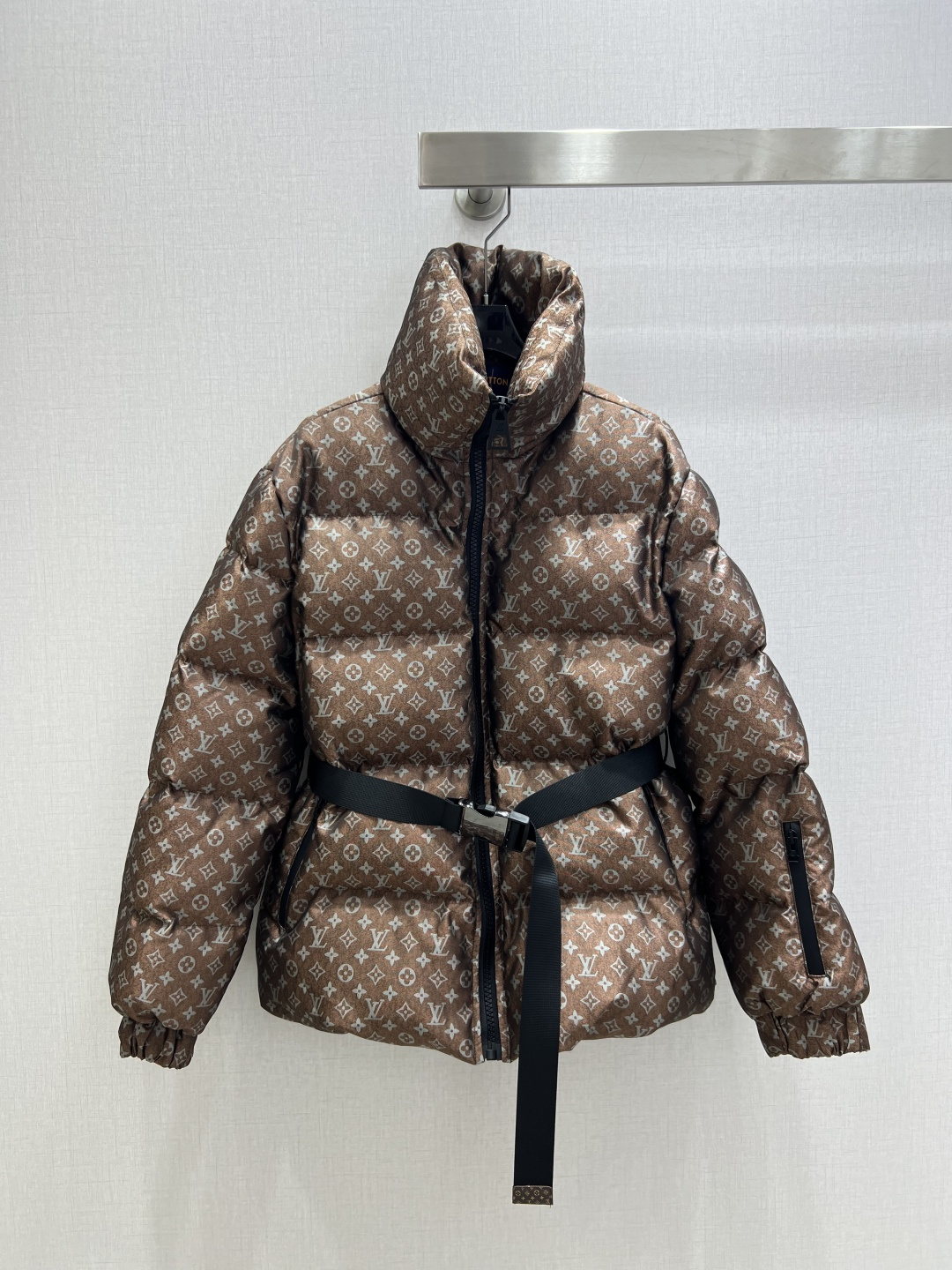 NO:623766,Comes with a dust bag. Highly recommended. LV* new autumn and winter style. Presbyopic belted down jacket. White goose down. Overall warm effect. Regular style down jacket. Casual and fashionable. Perfect embellishment with classic logo. Two colors. SML code. High quality ABC, Louis Vuitton, jackets & coats, down jacket, alexander wang.19860909配防尘袋强烈推荐 LV*秋冬新款 老花腰带羽绒外套 白鹅绒 整体保暖效果拉满,常规款羽绒服 休闲时尚,经典logo完美点缀 两个色 SML码 高品质ABC,,louis vuitton,jackets & coats,down jacket,alexander wang,Women's clothing